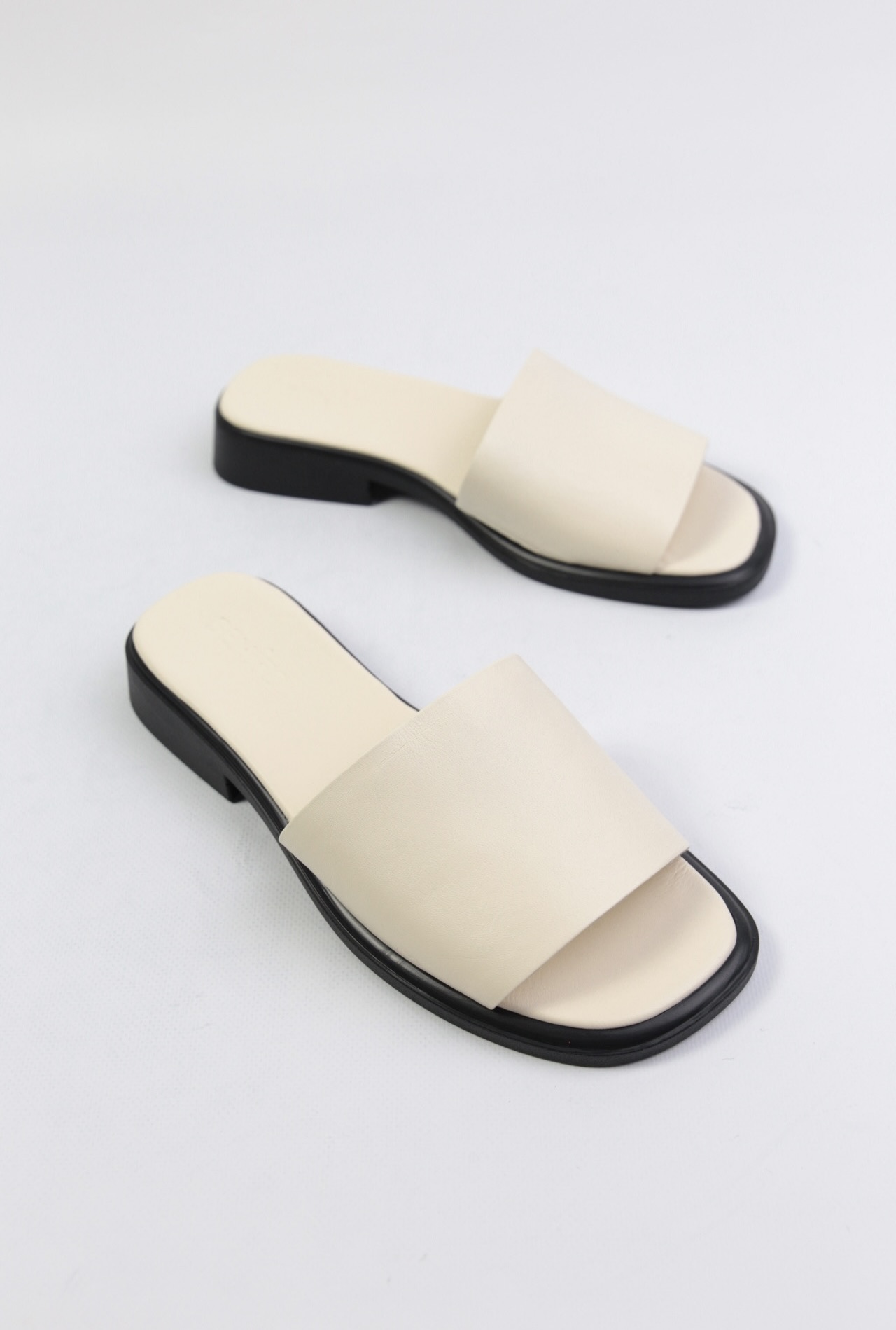 картинка Шлепанцы кожаные Benito от магазина Pratik