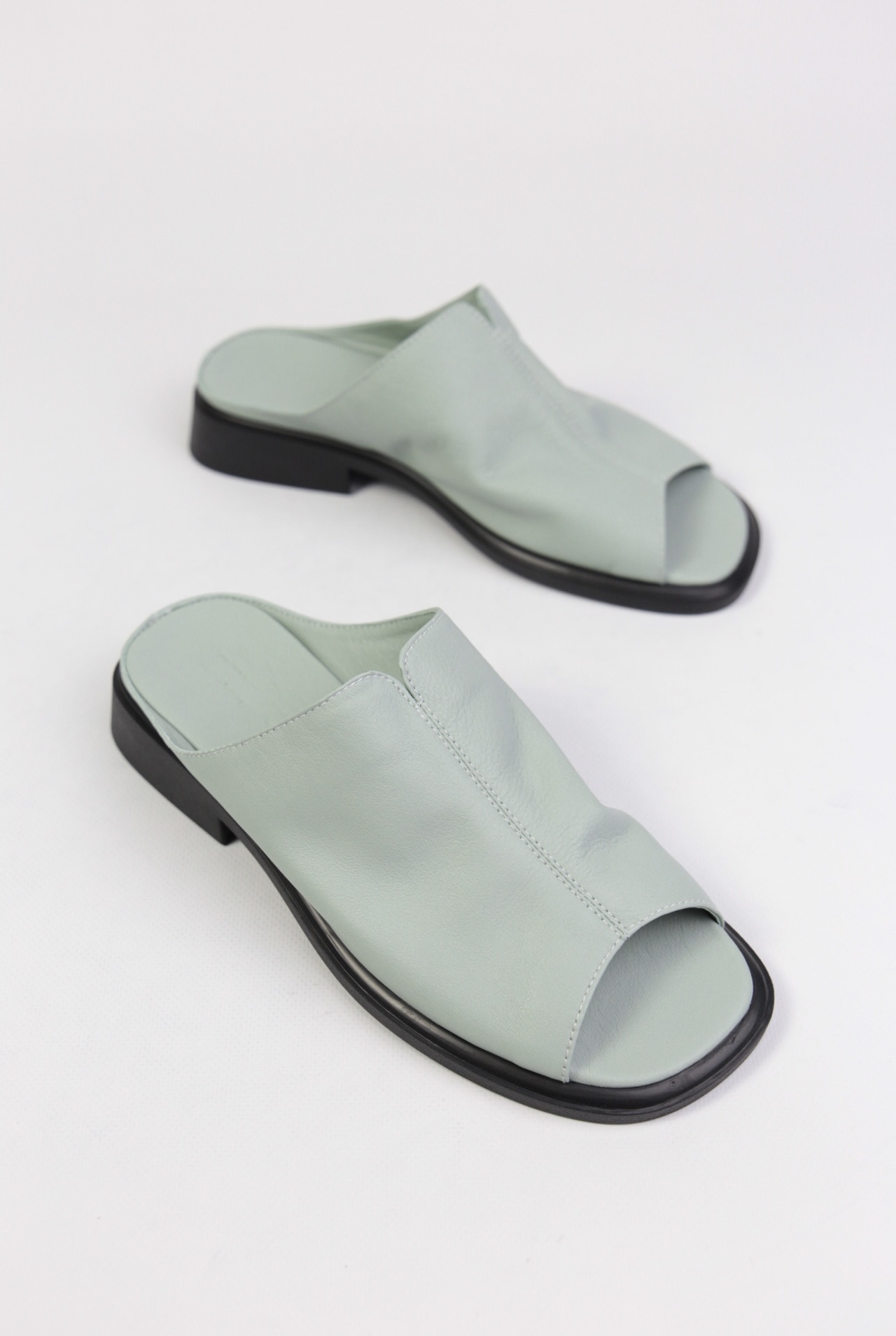 картинка Шлепанцы кожаные Benito от магазина Pratik