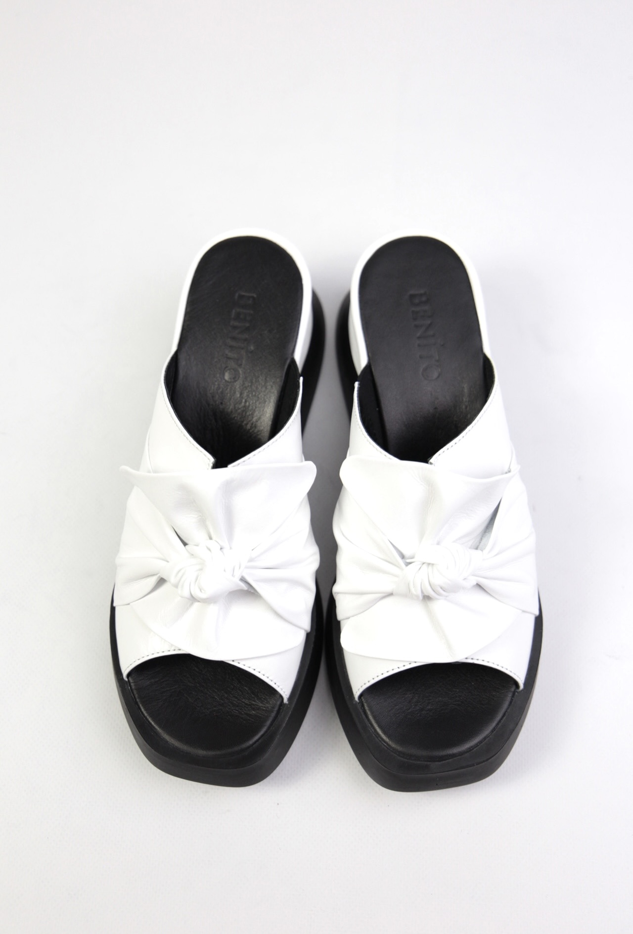 картинка Шлепанцы кожаные Benito от магазина Pratik