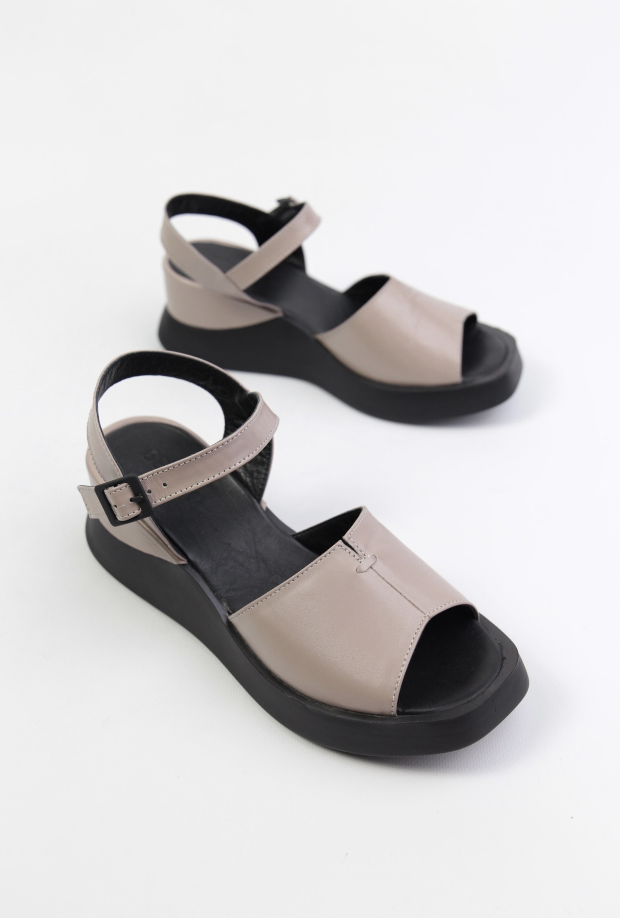 картинка Босоножки кожаные Benito от магазина Pratik