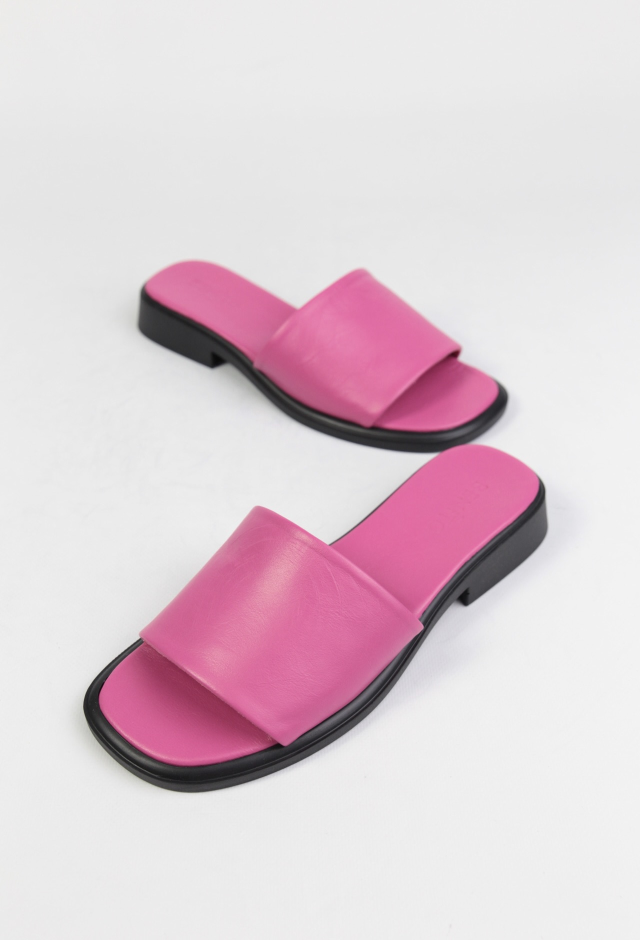 картинка Шлепанцы кожаные Benito от магазина Pratik