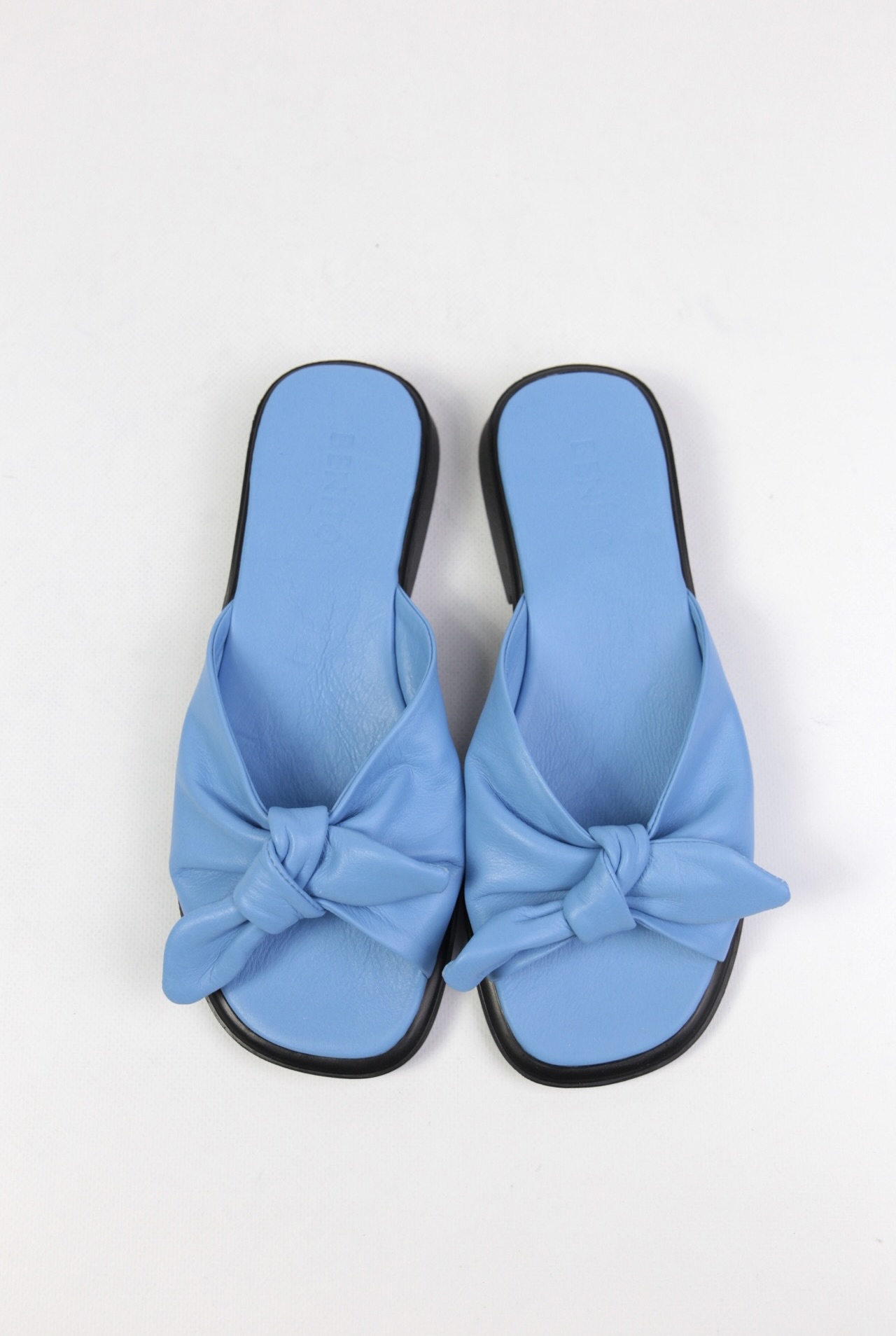 картинка Шлепанцы кожаные Benito от магазина Pratik