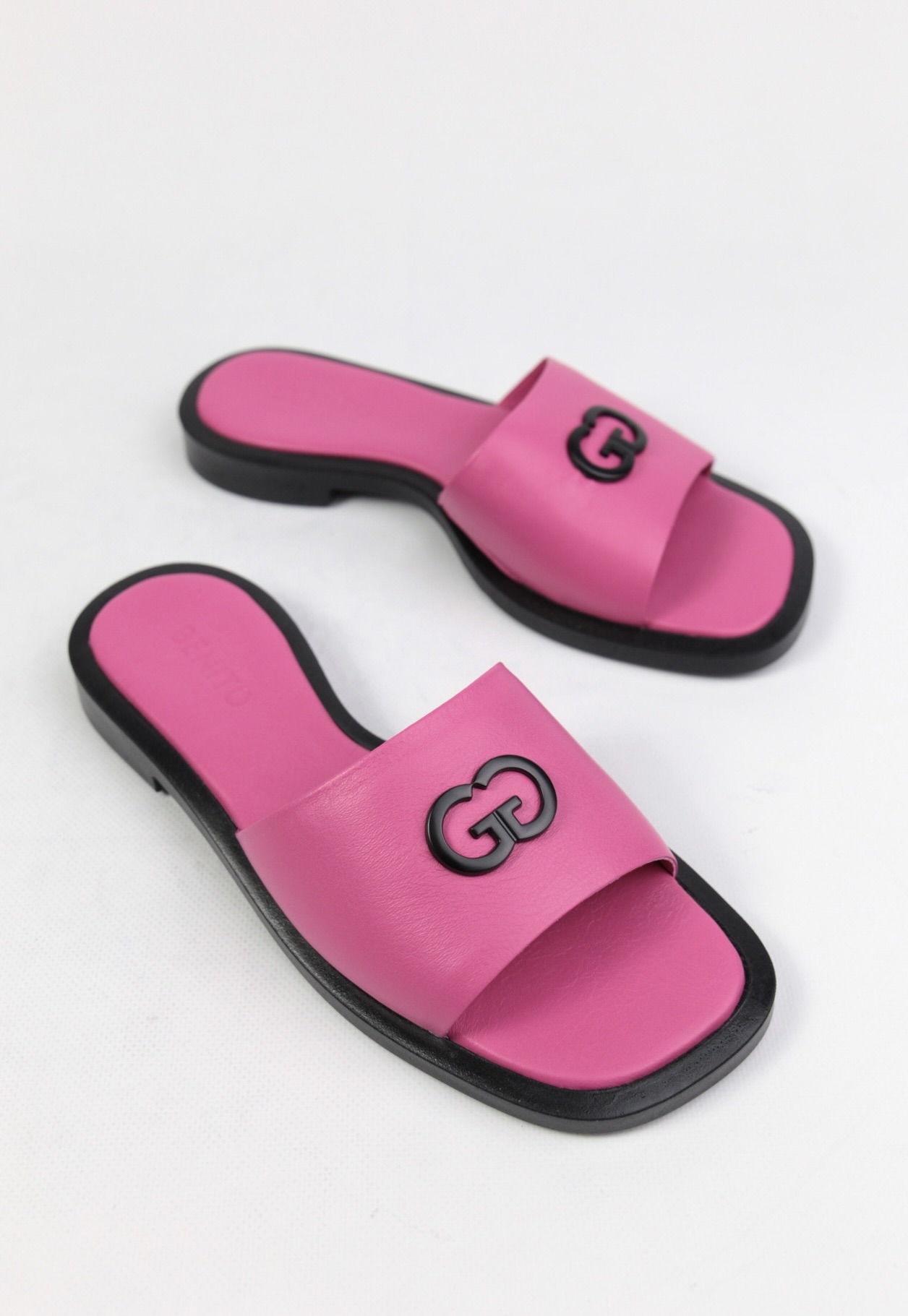 картинка Шлепанцы кожаные Benito от магазина Pratik