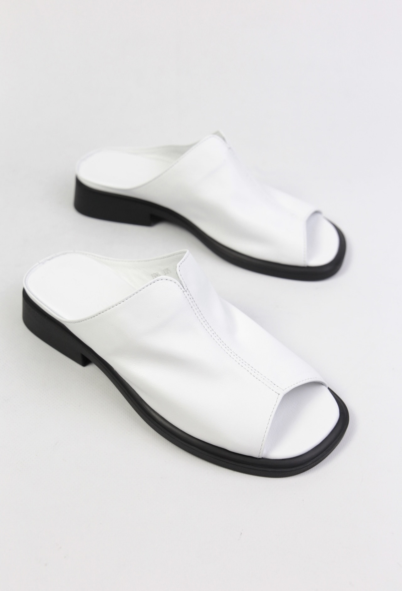 картинка Шлепанцы кожаные Benito от магазина Pratik