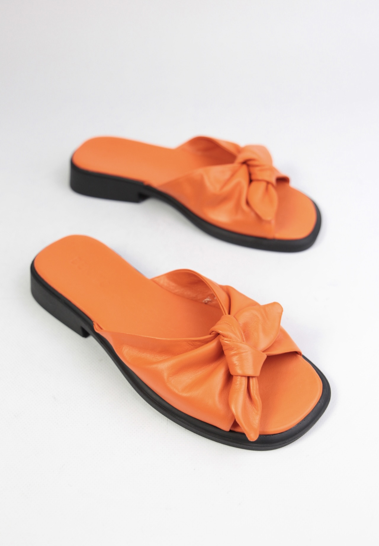 картинка Шлепанцы кожаные Benito от магазина Pratik