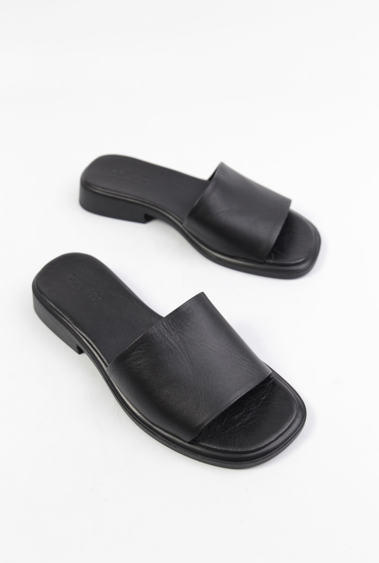 картинка Шлепанцы кожаные Benito от магазина Pratik