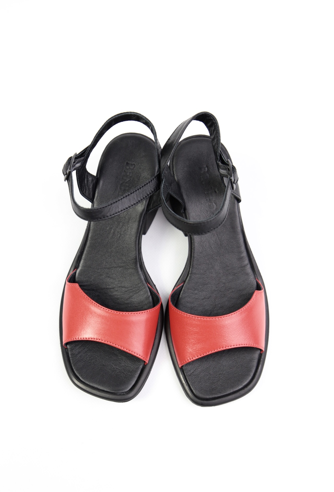 картинка Босоножки кожаные Benito от магазина Pratik