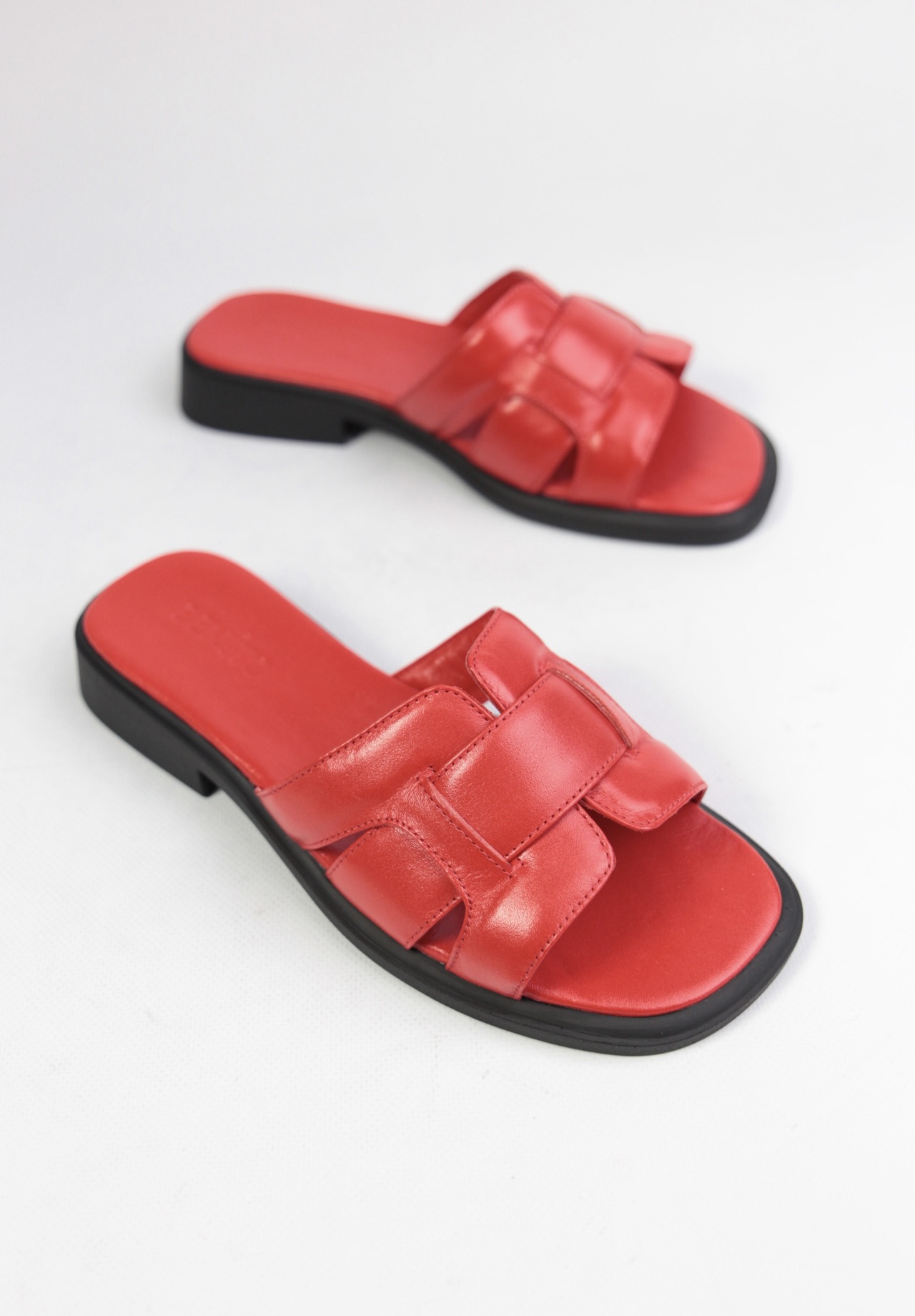 картинка Шлепанцы кожаные Benito от магазина Pratik