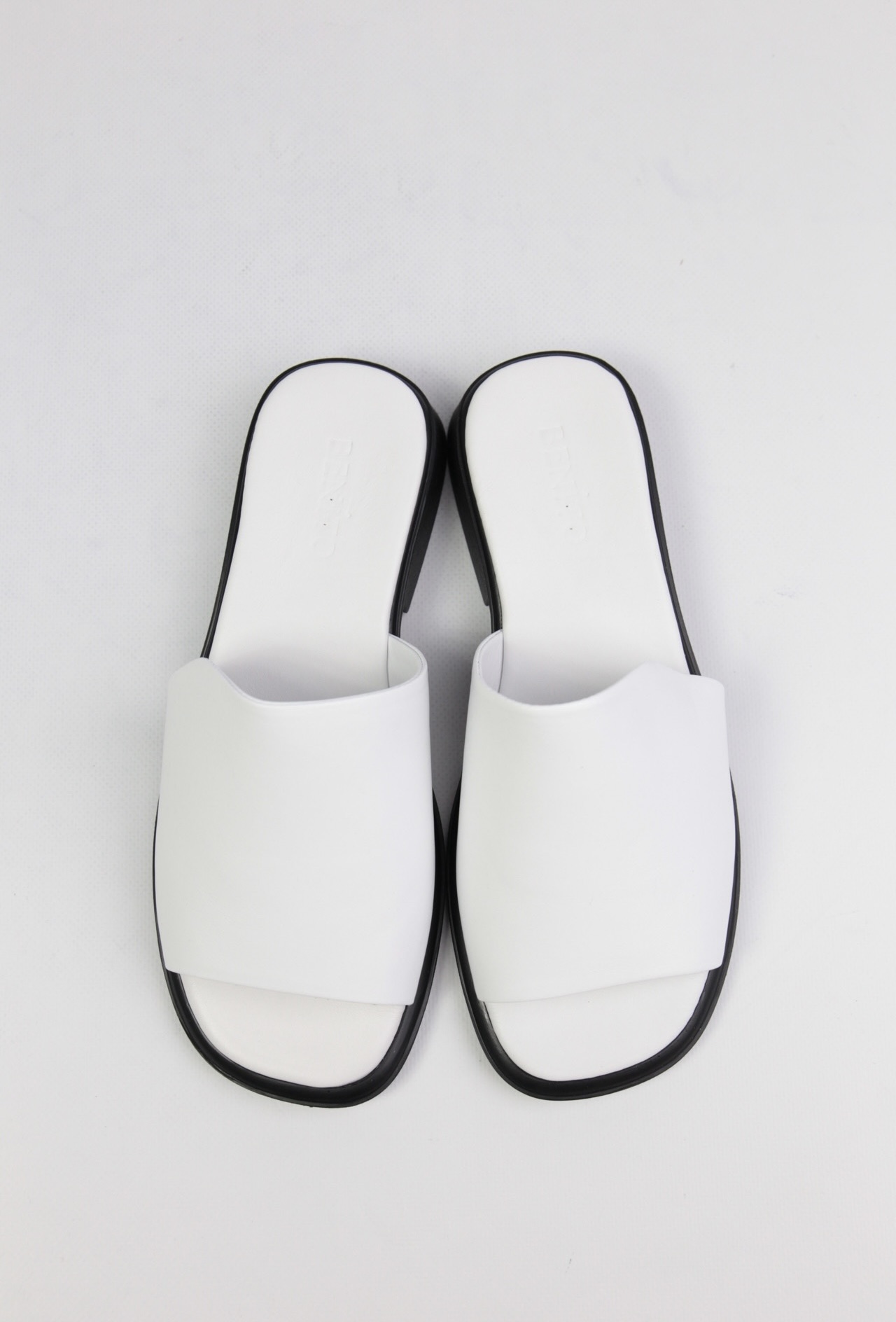 картинка Шлепанцы кожаные Benito от магазина Pratik