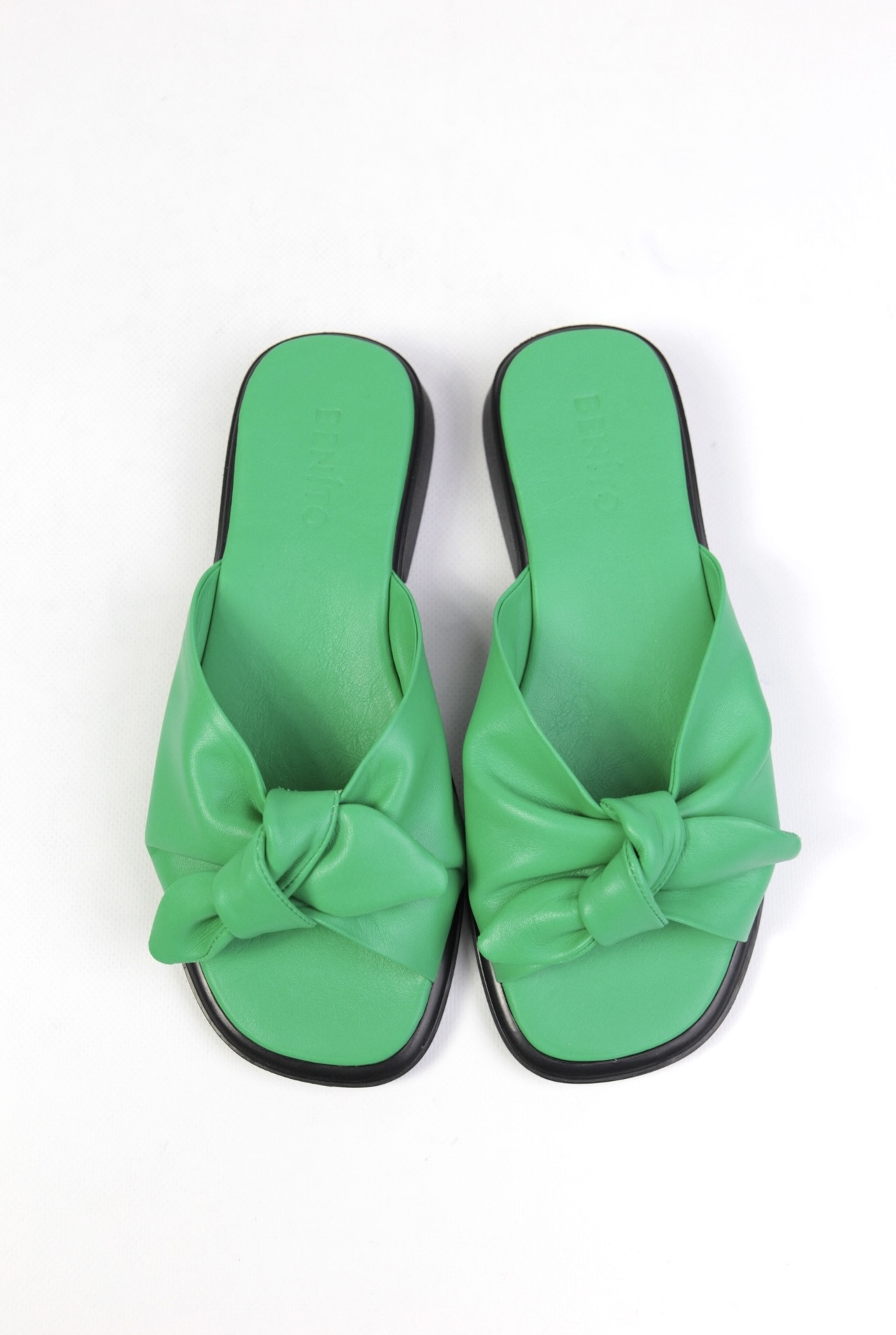 картинка Шлепанцы кожаные Benito от магазина Pratik