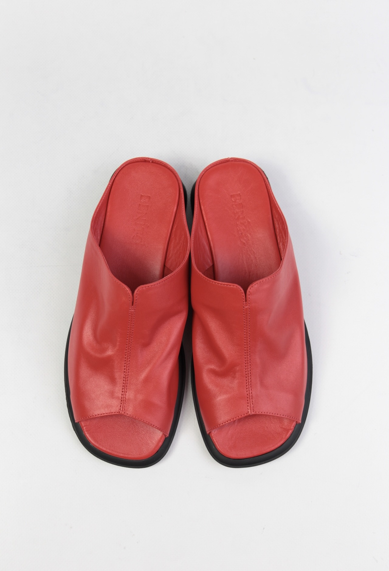 картинка Шлепанцы кожаные Benito от магазина Pratik