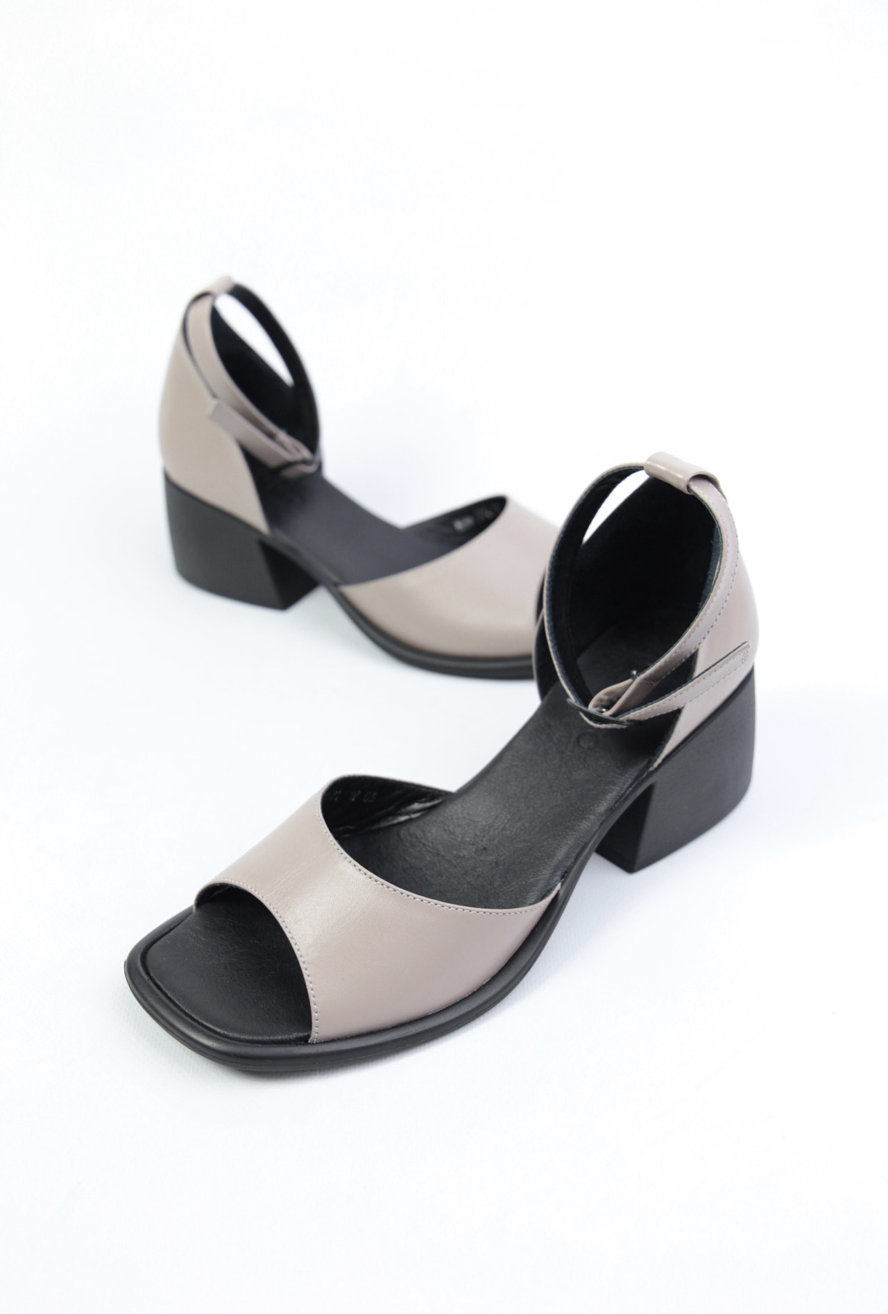 картинка Босоножки кожаные Benito от магазина Pratik