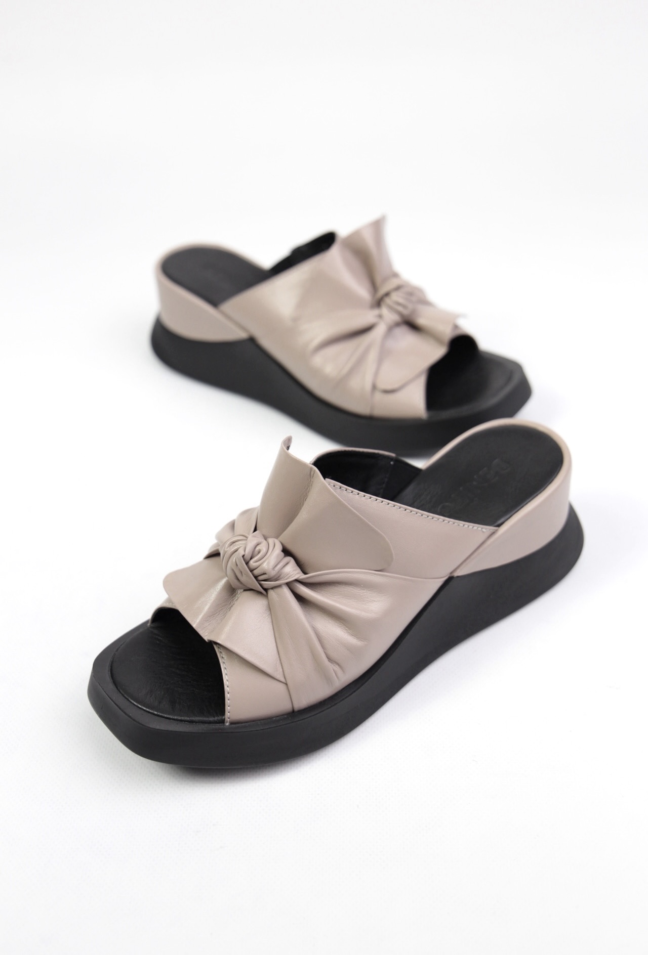 картинка Шлепанцы кожаные Benito от магазина Pratik