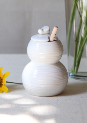 Медовница фарфоровая с деревяной ложкой  94- фото 1 - интернет-магазин обуви Pratik