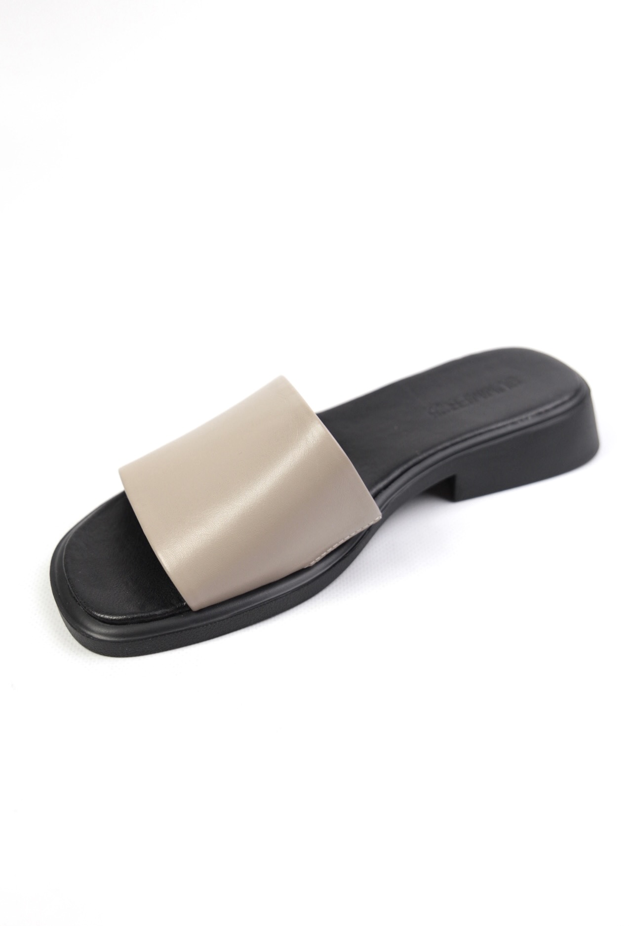 картинка Шлепанцы кожаные Benito от магазина Pratik