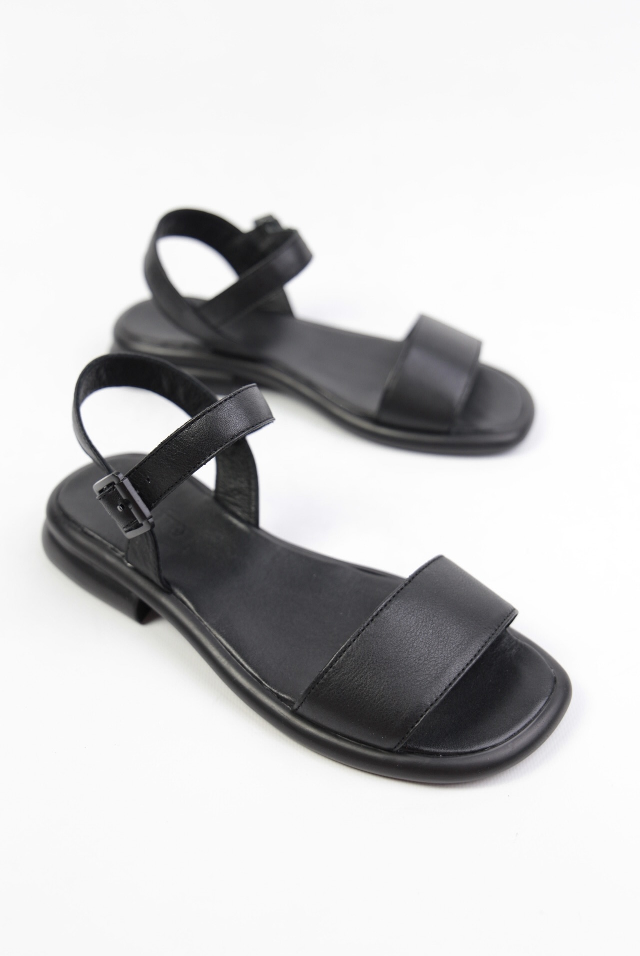 картинка Сандалии кожаные Benito от магазина Pratik