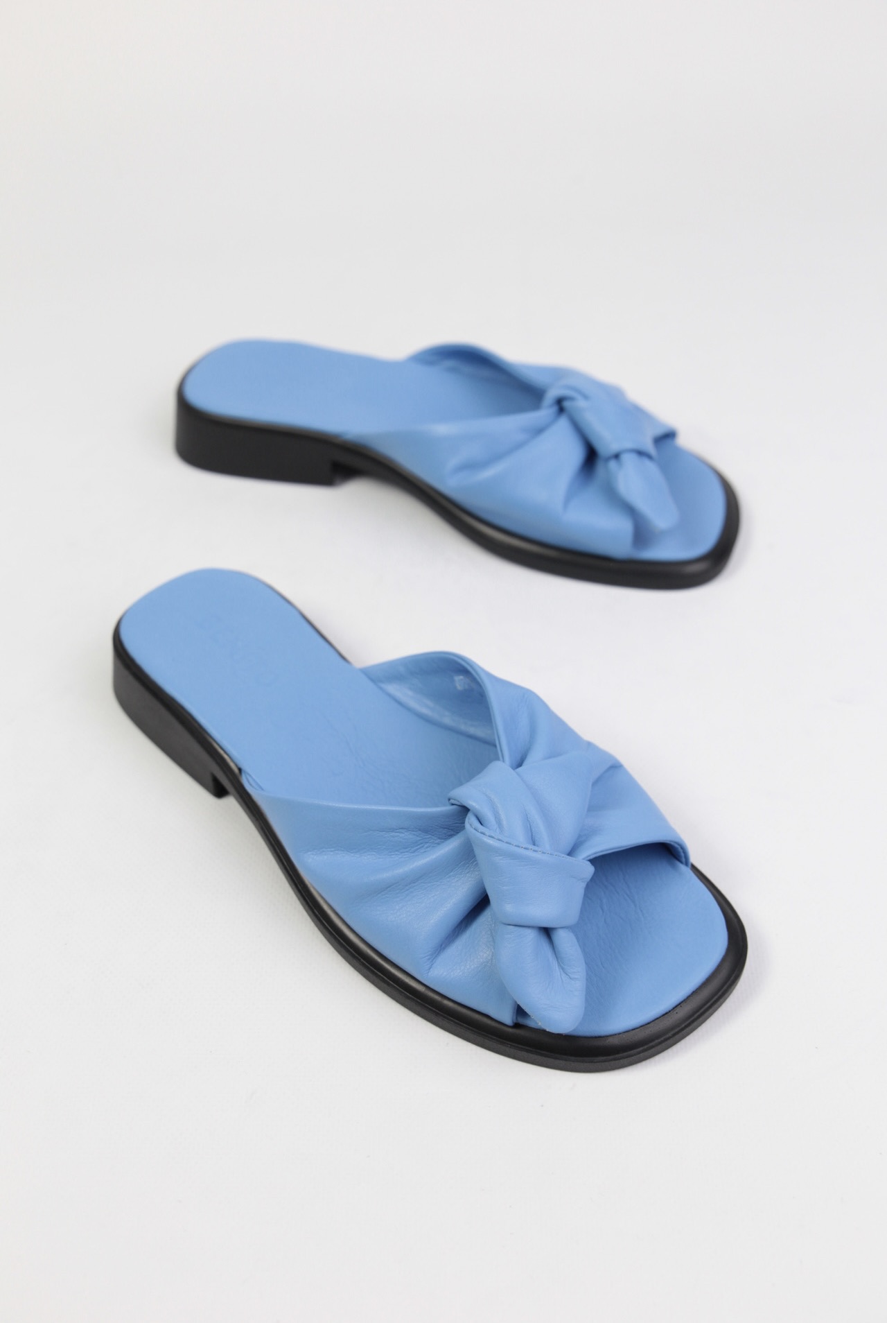 картинка Шлепанцы кожаные Benito от магазина Pratik