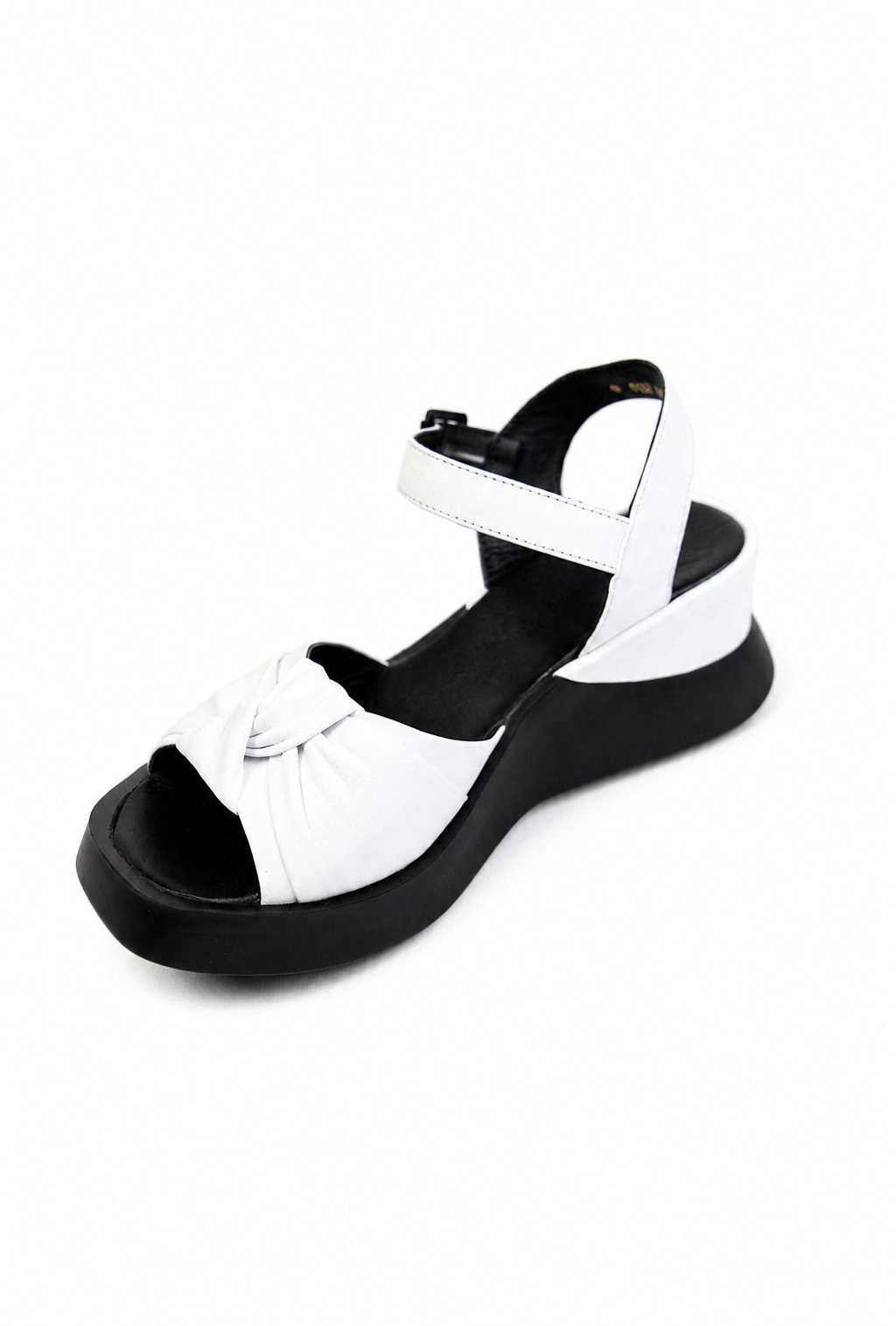 картинка Босоножки кожаные Benito от магазина Pratik