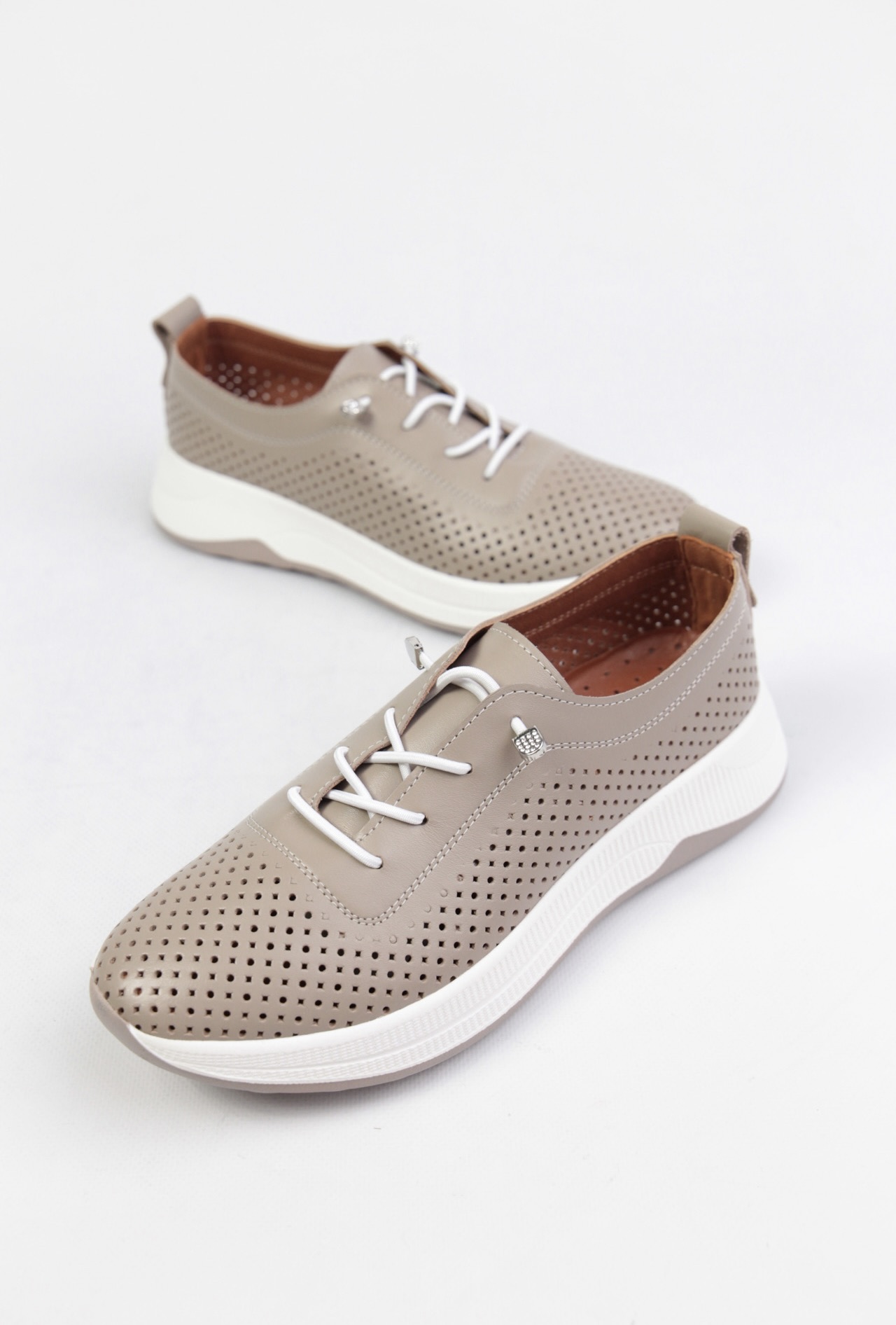 картинка Кроссовки кожаные Benito от магазина Pratik