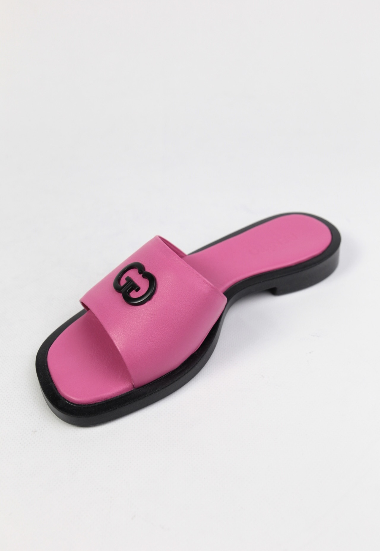 картинка Шлепанцы кожаные Benito от магазина Pratik