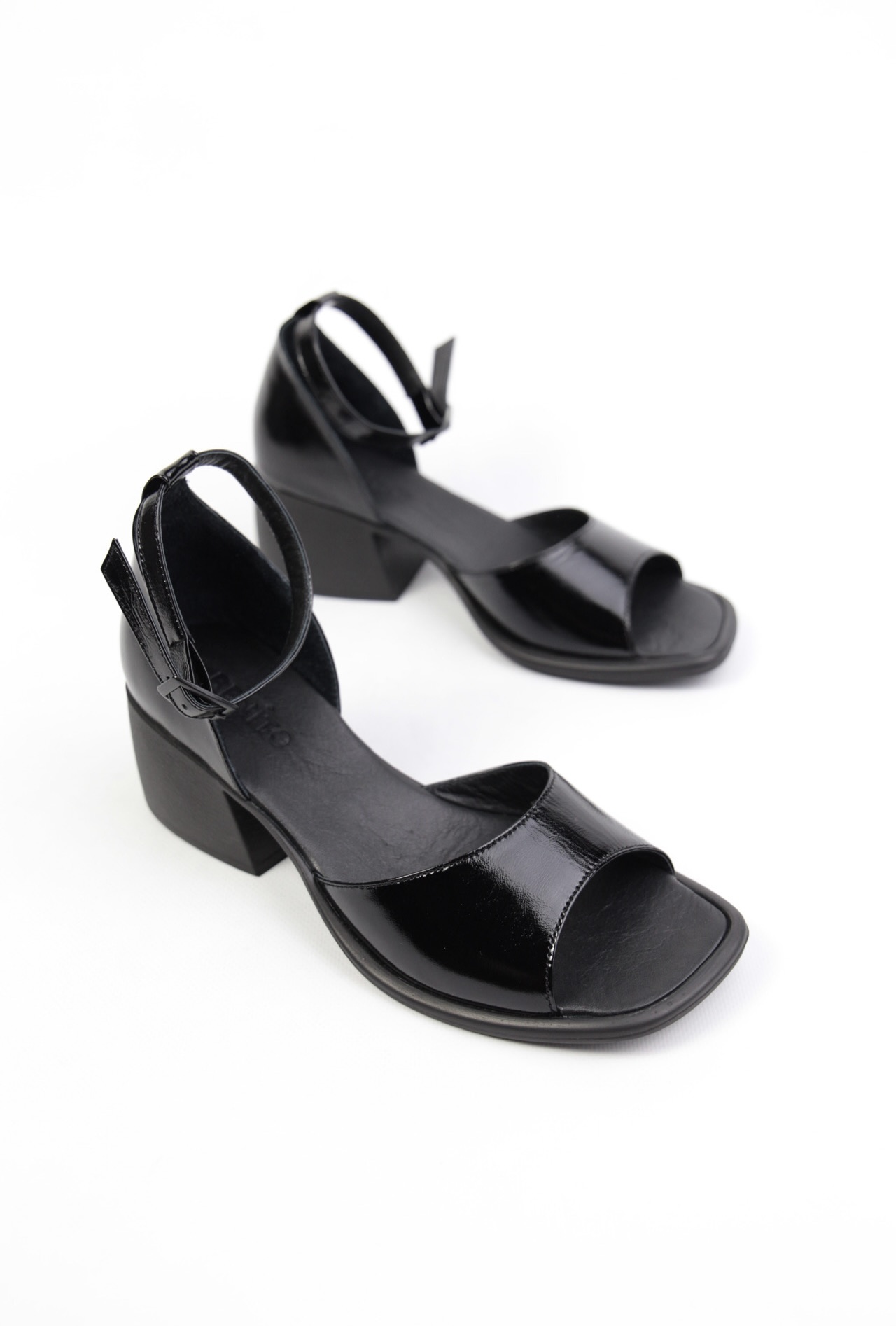 картинка Босоножки кожаные Benito от магазина Pratik