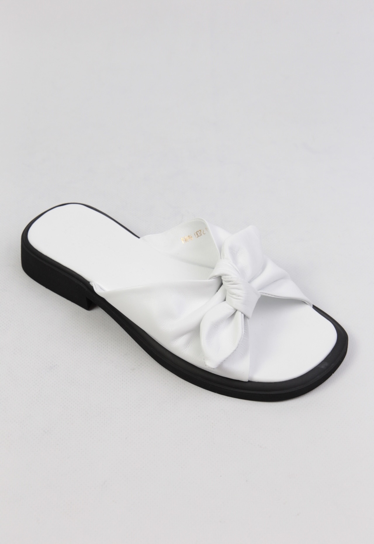 картинка Шлепанцы кожаные Benito от магазина Pratik