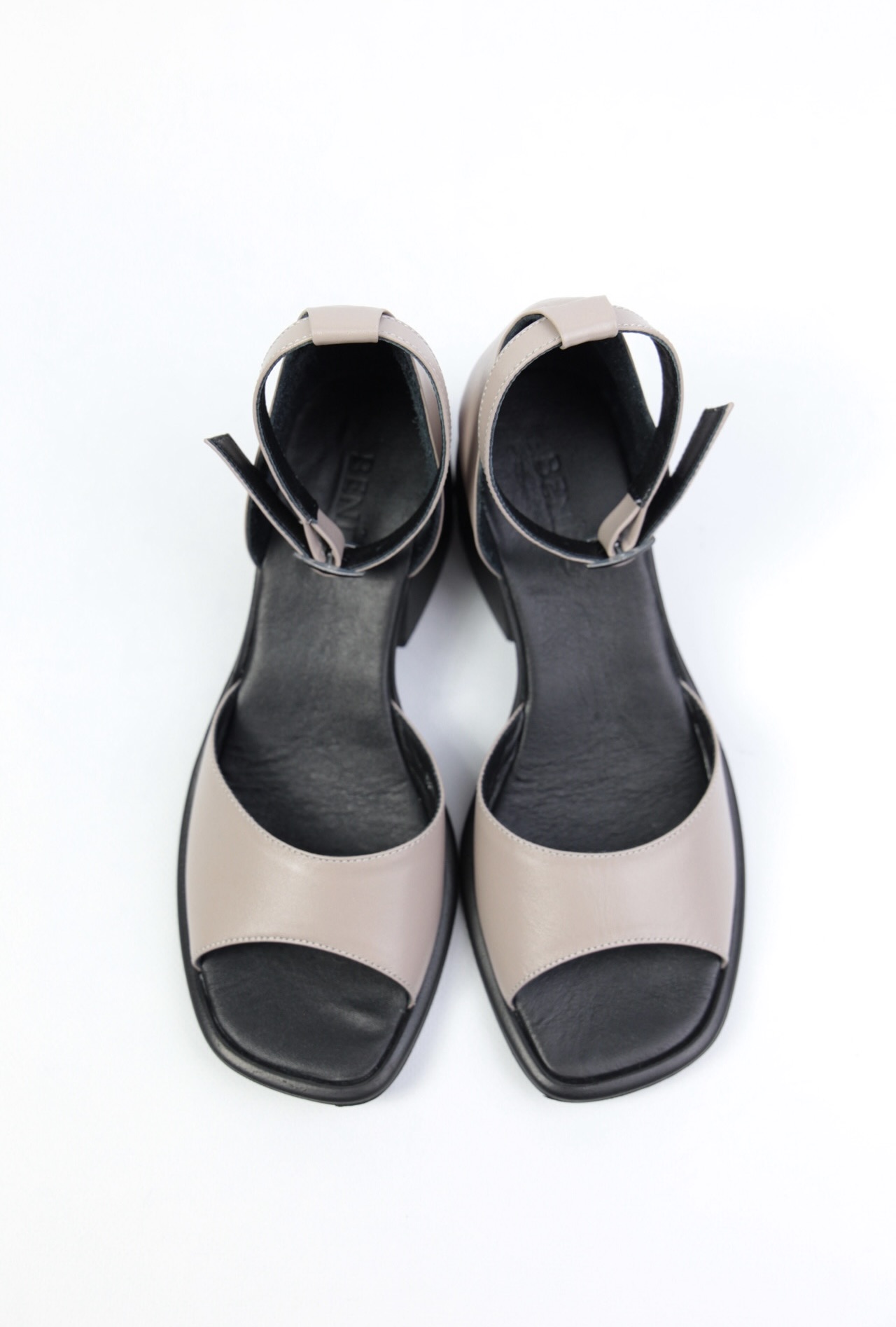 картинка Босоножки кожаные Benito от магазина Pratik