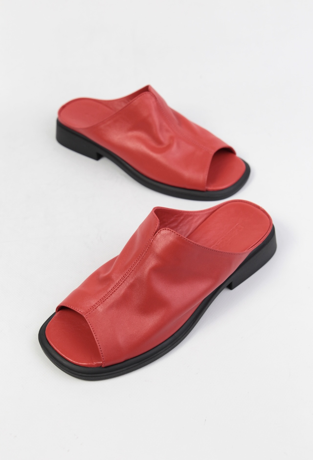 картинка Шлепанцы кожаные Benito от магазина Pratik