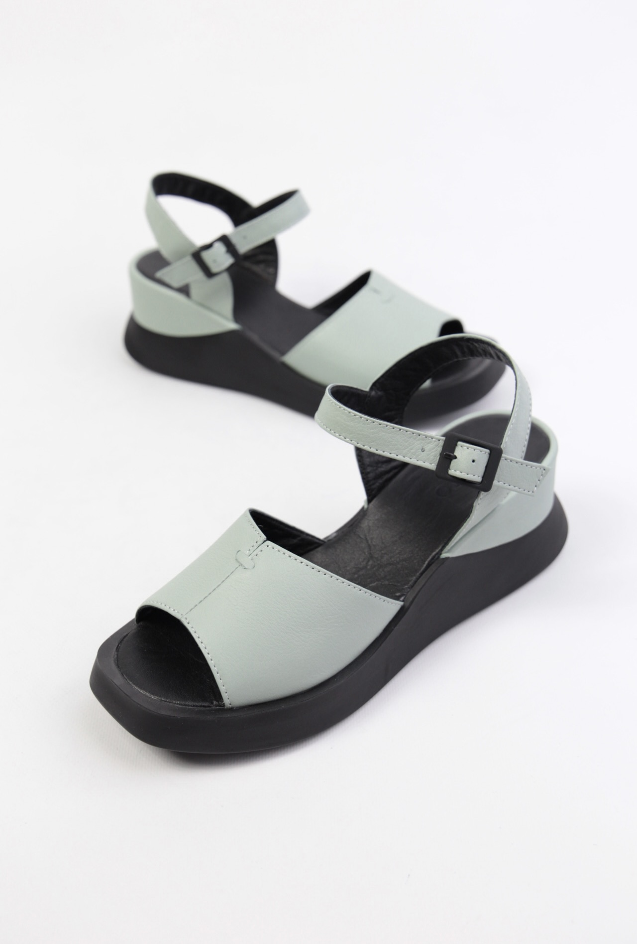 картинка Босоножки кожаные Benito от магазина Pratik