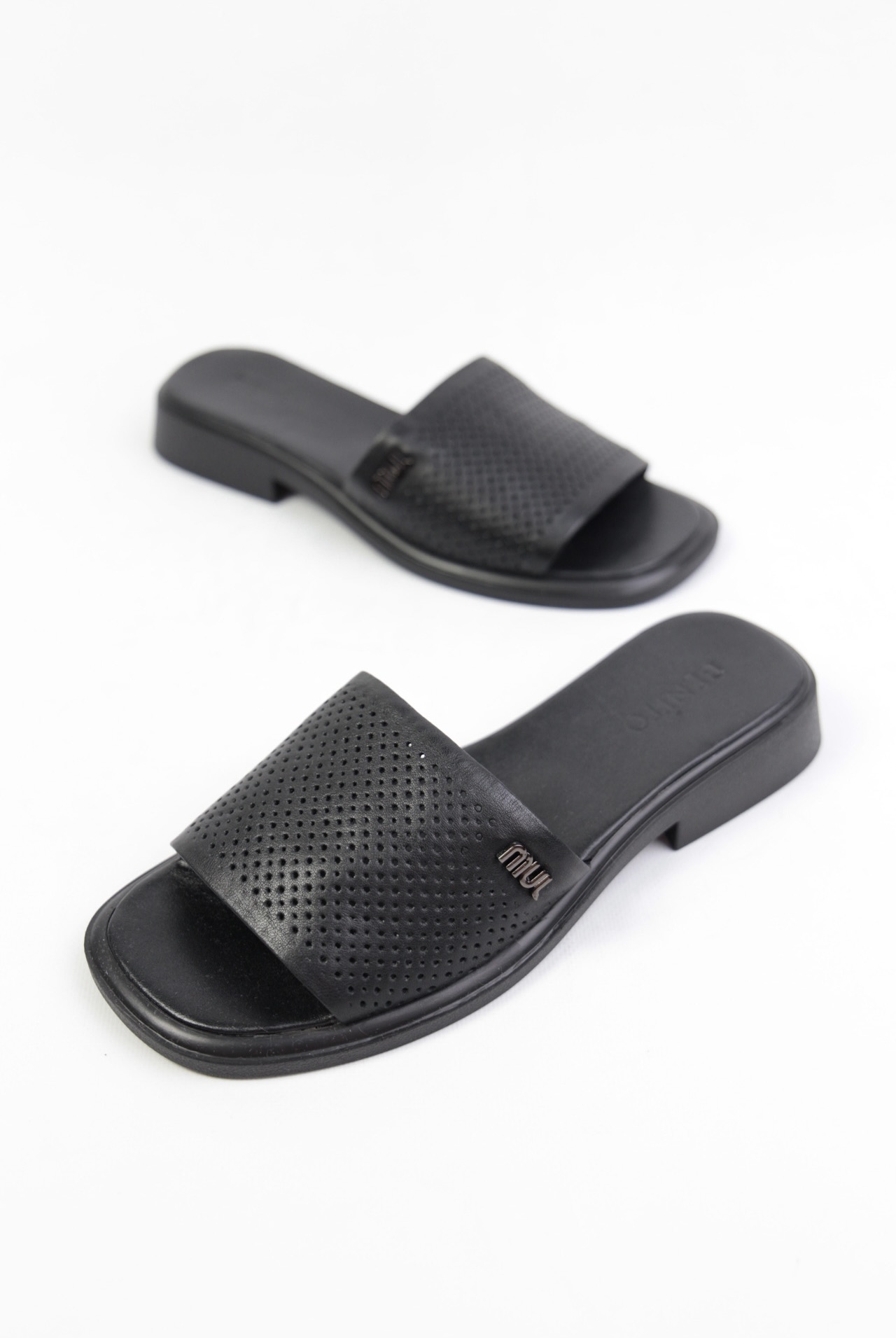 картинка Шлепанцы кожаные Benito от магазина Pratik