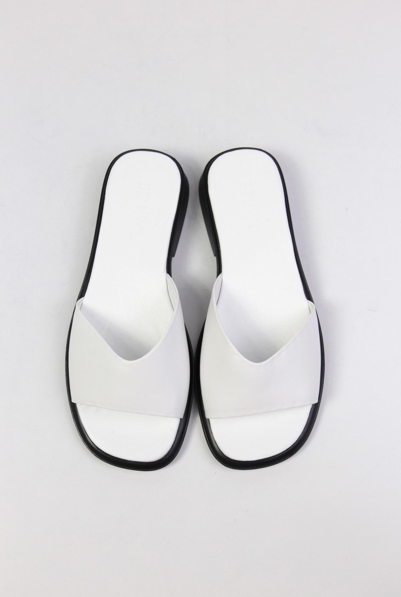 картинка Шлепанцы кожаные Benito от магазина Pratik