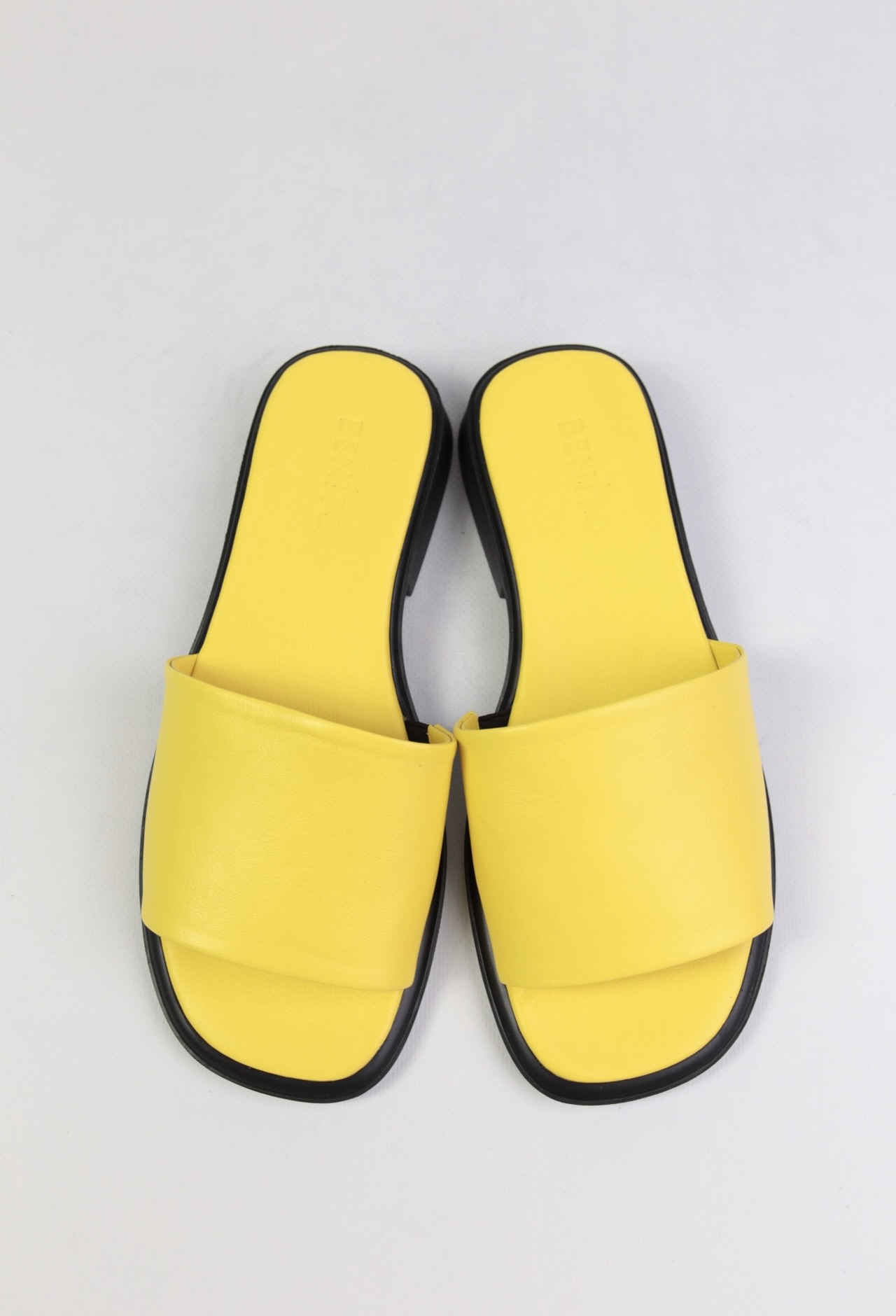 картинка Шлепанцы кожаные Benito от магазина Pratik