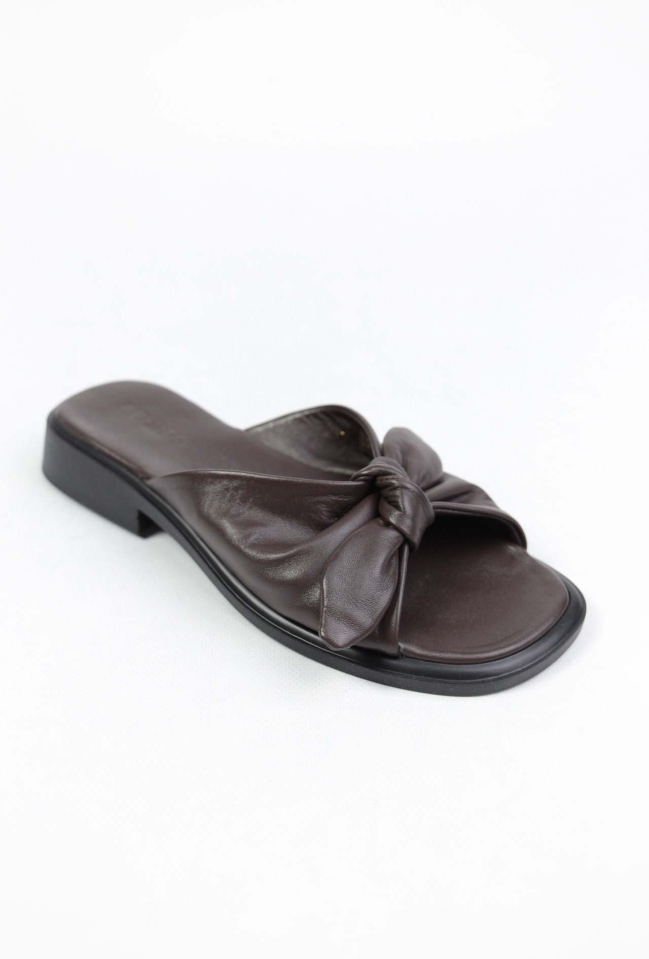 картинка Шлепанцы кожаные Benito от магазина Pratik