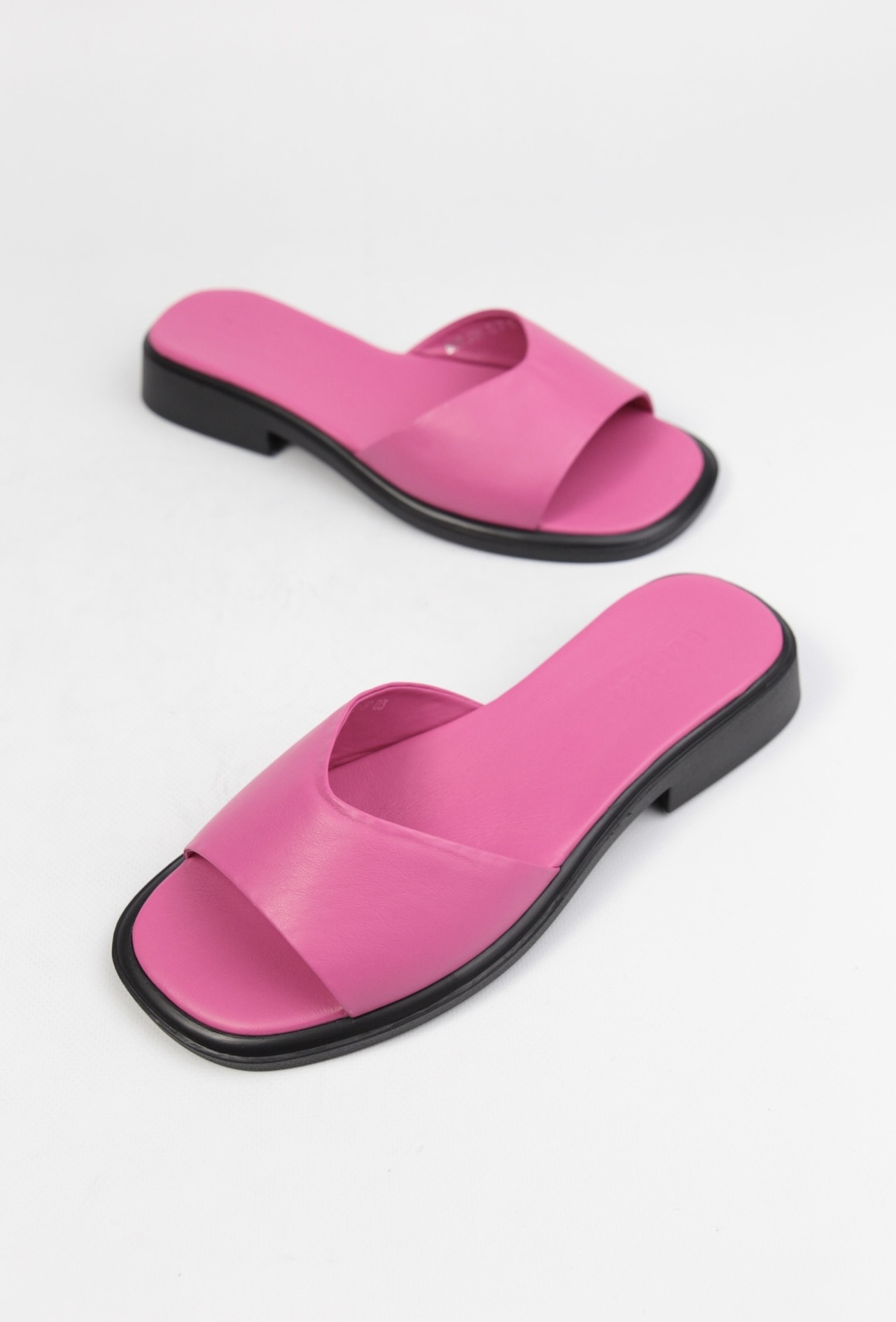 картинка Шлепанцы кожаные Benito от магазина Pratik