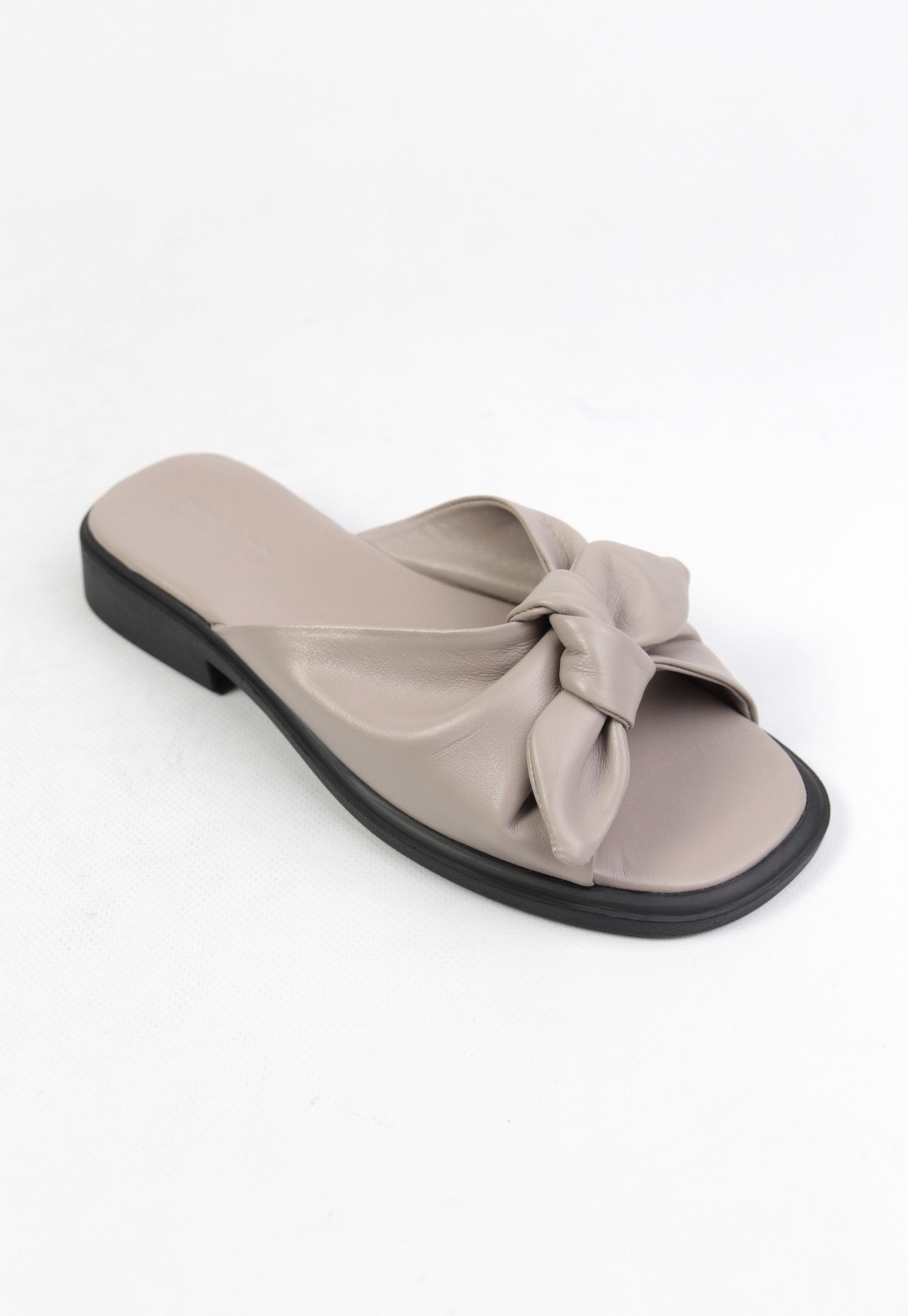 картинка Шлепанцы кожаные Benito от магазина Pratik