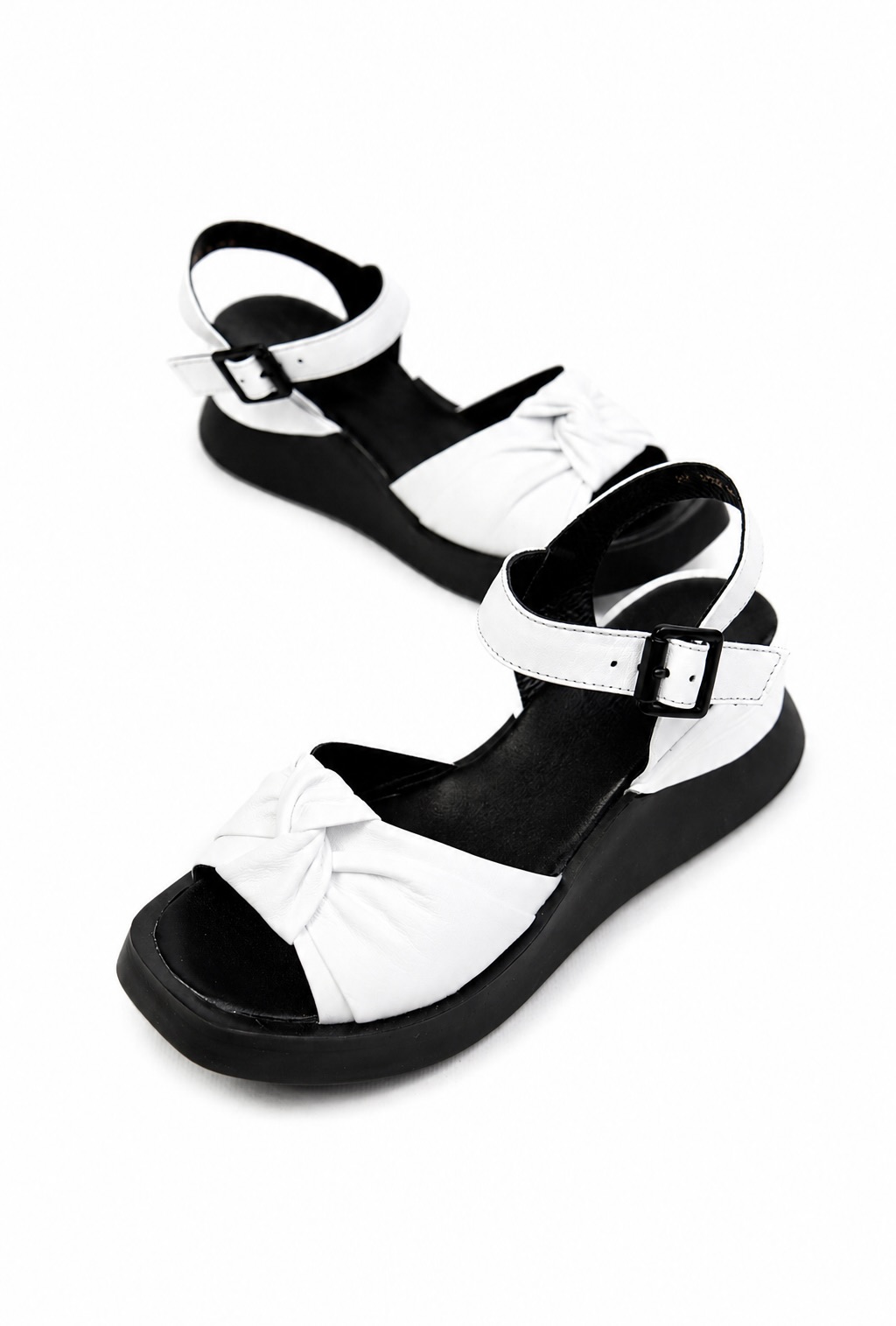 картинка Босоножки кожаные Benito от магазина Pratik