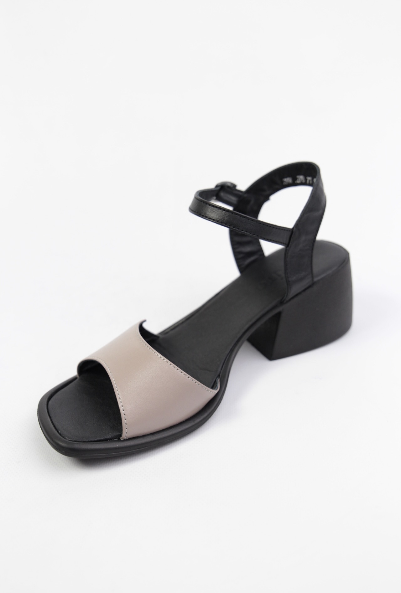 картинка Босоножки кожаные Benito от магазина Pratik