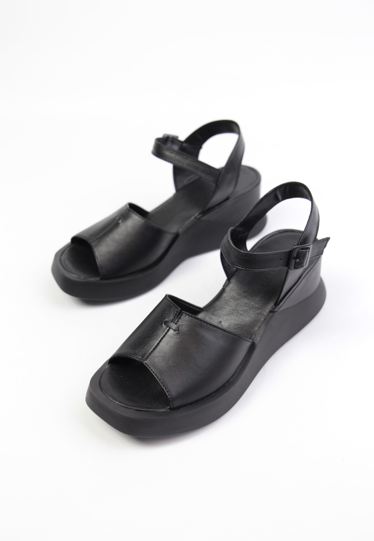 картинка Босоножки кожаные Benito от магазина Pratik