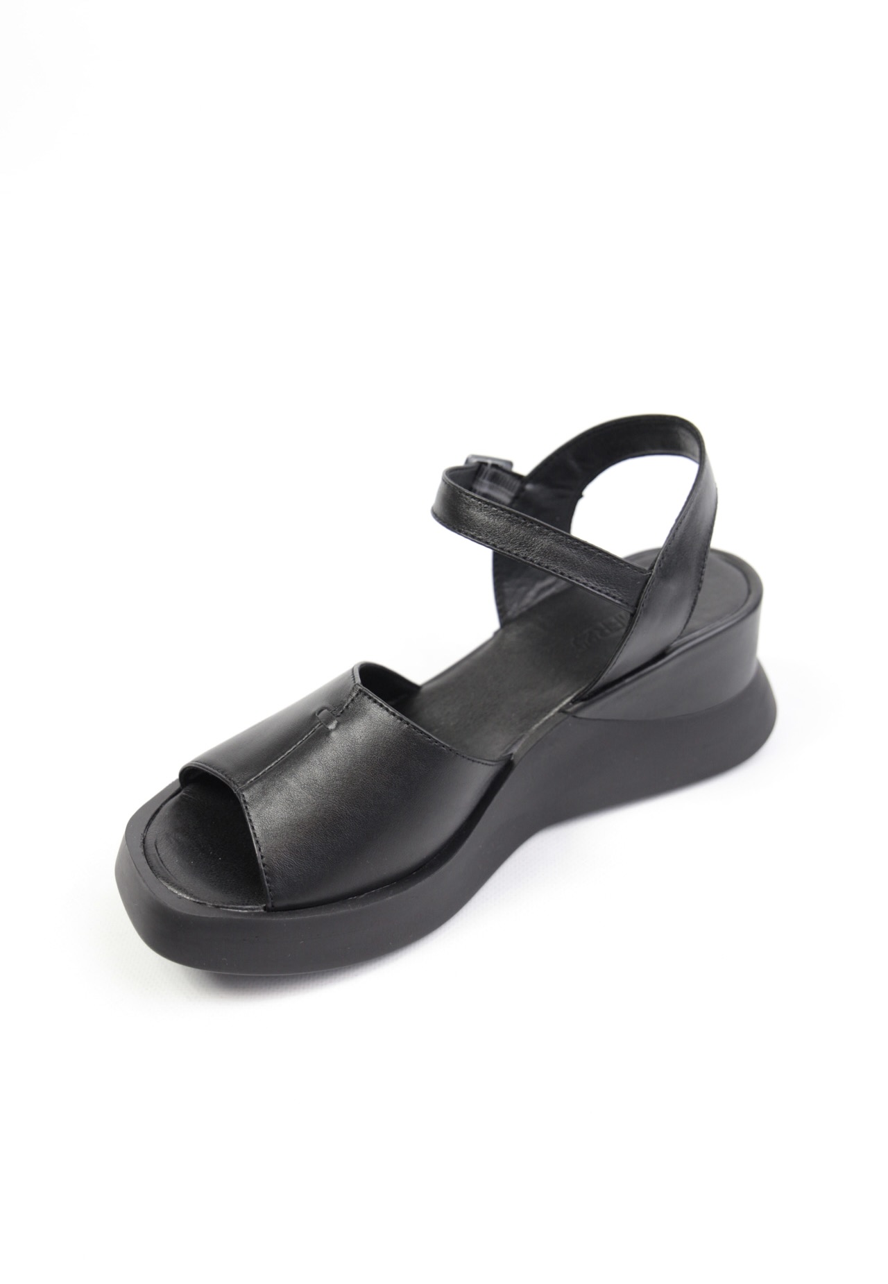 картинка Босоножки кожаные Benito от магазина Pratik