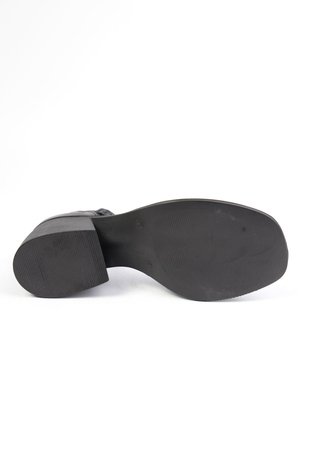 картинка Босоножки кожаные Benito от магазина Pratik