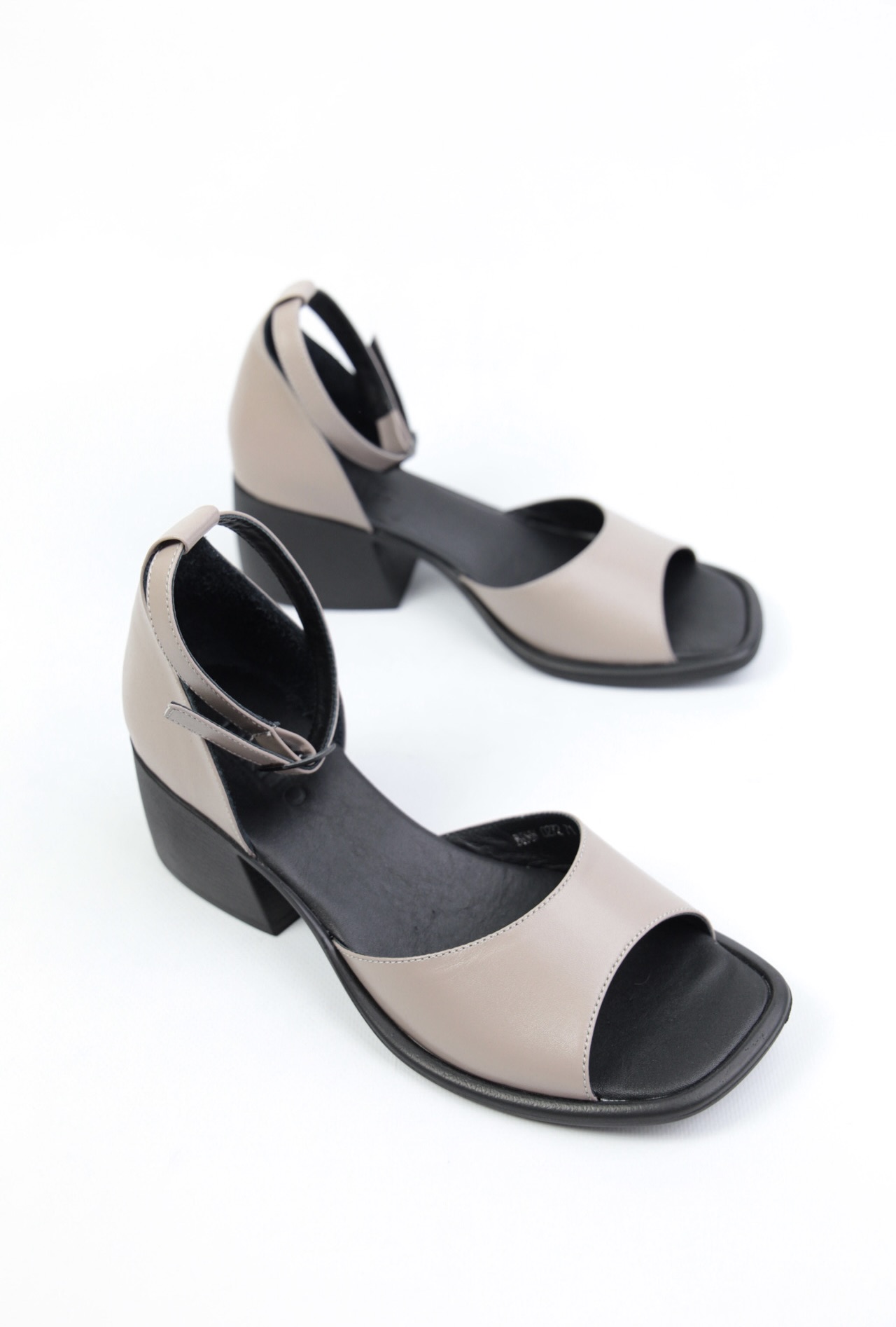 картинка Босоножки кожаные Benito от магазина Pratik