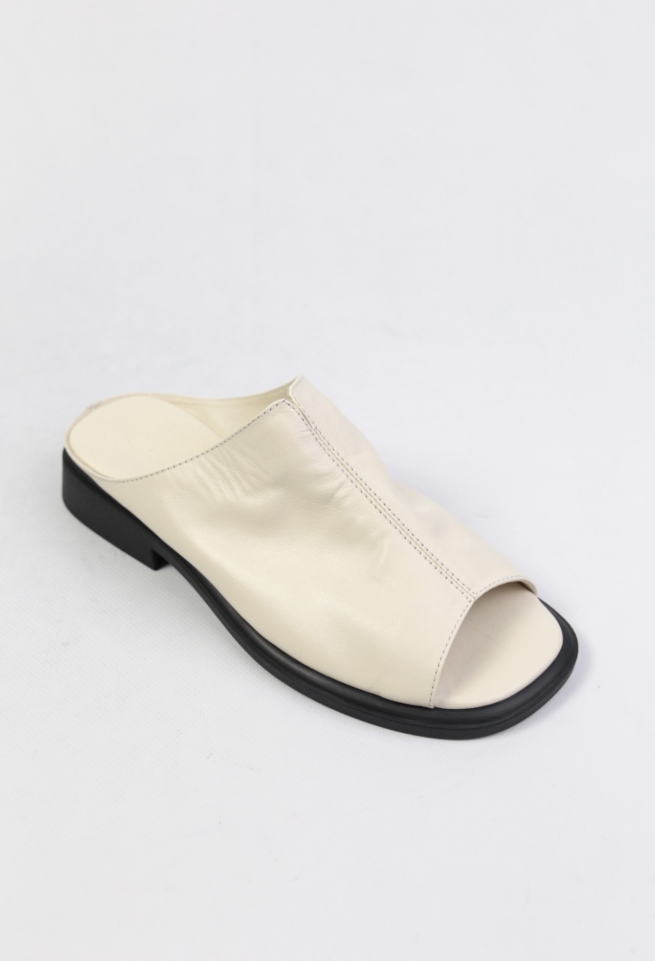 картинка Шлепанцы кожаные Benito от магазина Pratik