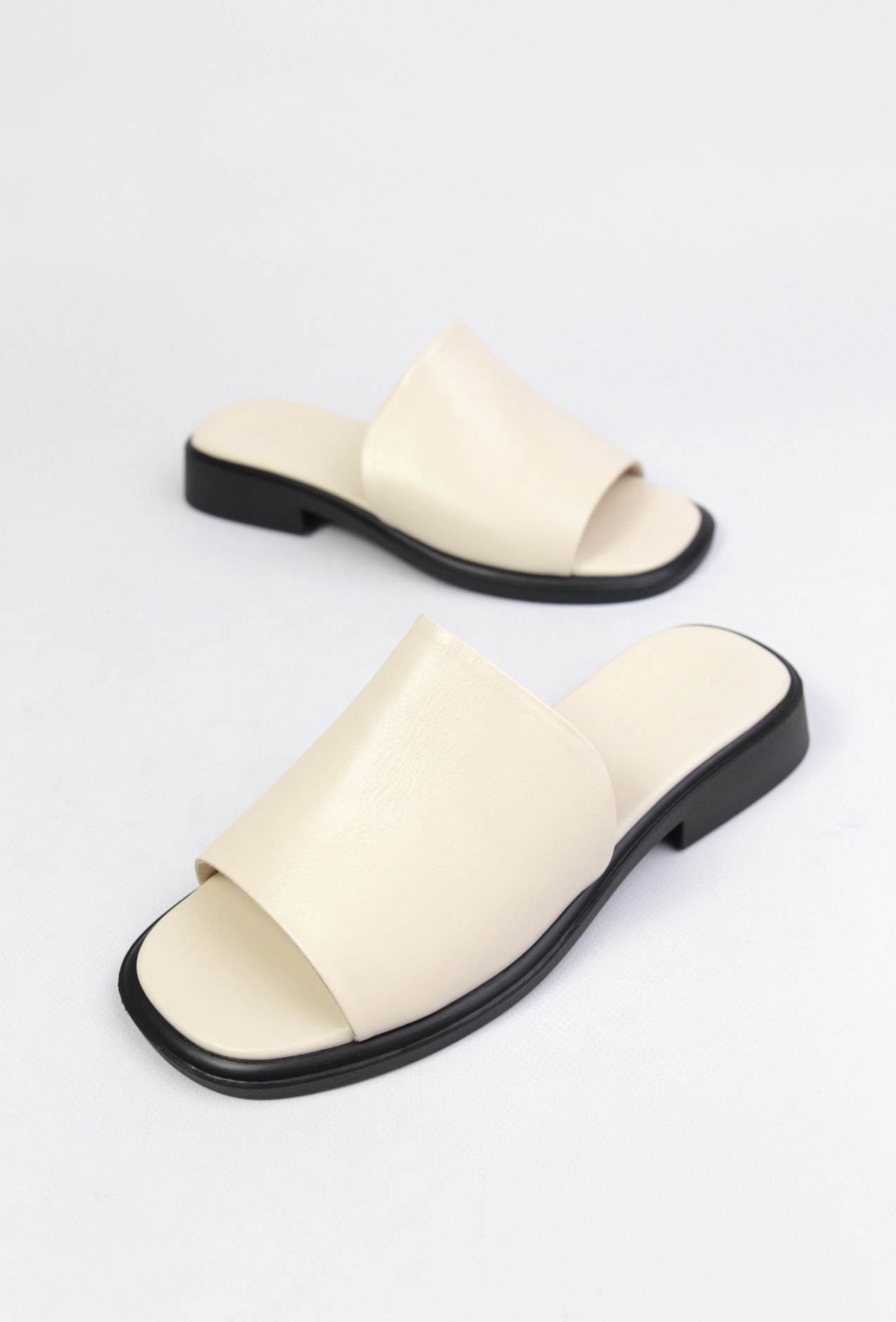 картинка Шлепанцы кожаные Benito от магазина Pratik