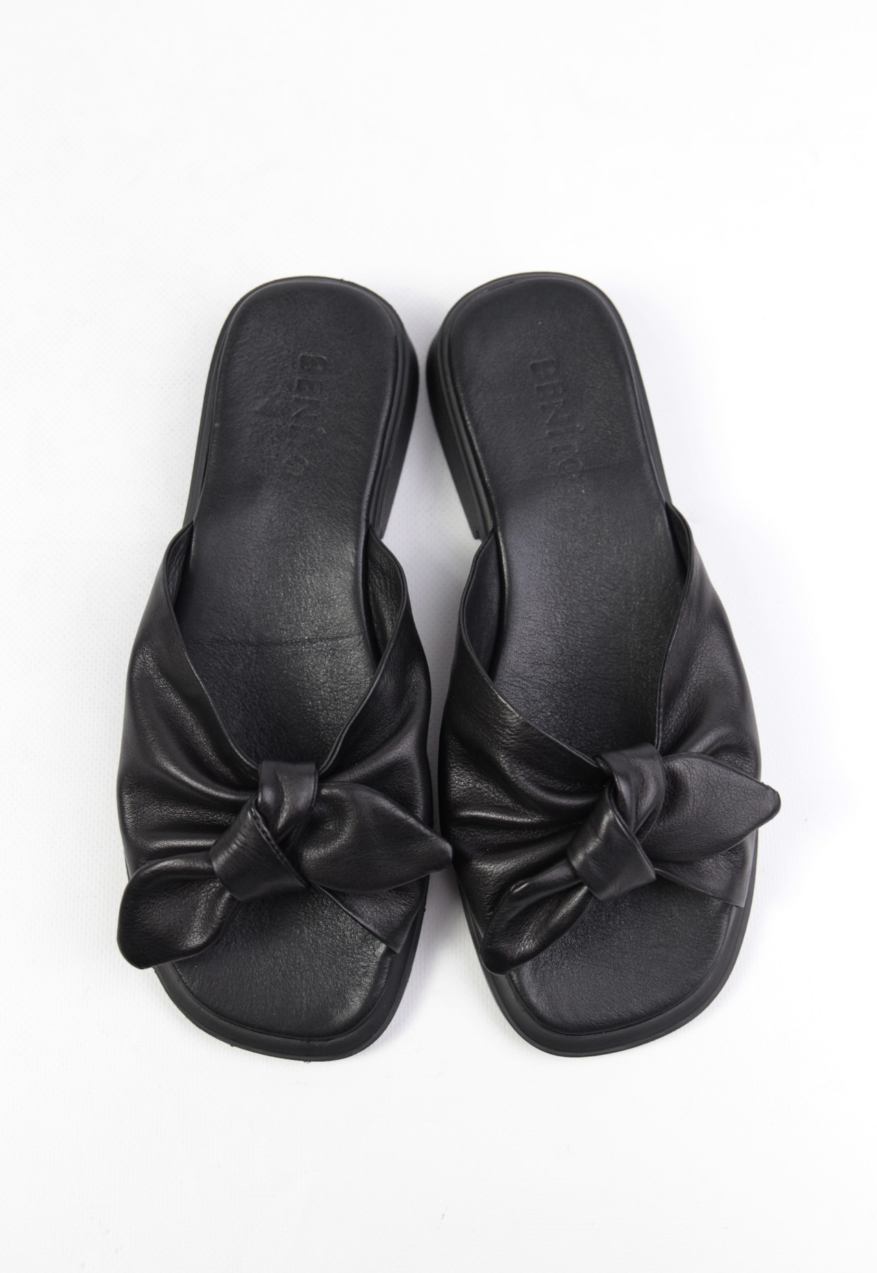 картинка Шлепанцы кожаные Benito от магазина Pratik