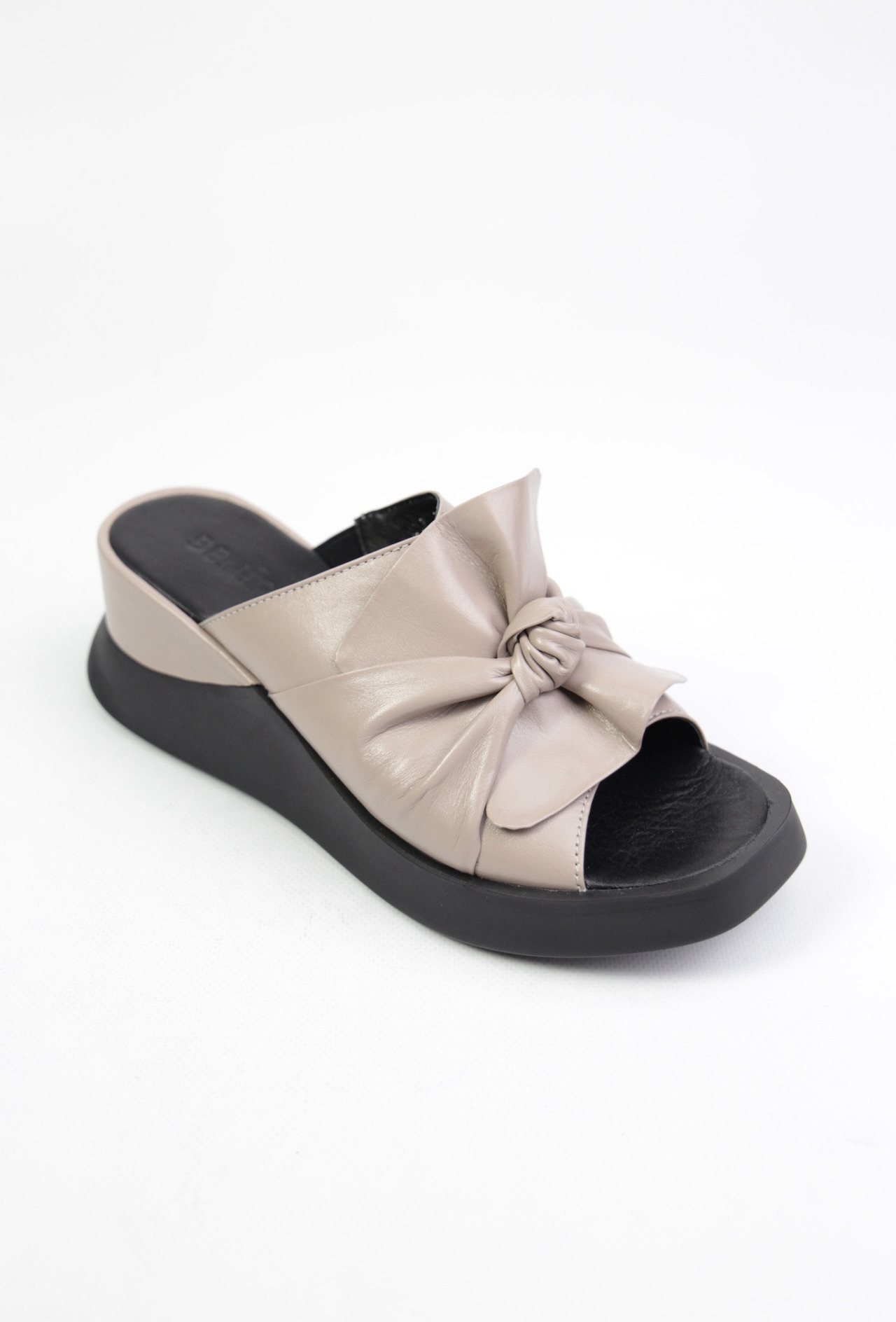 картинка Шлепанцы кожаные Benito от магазина Pratik