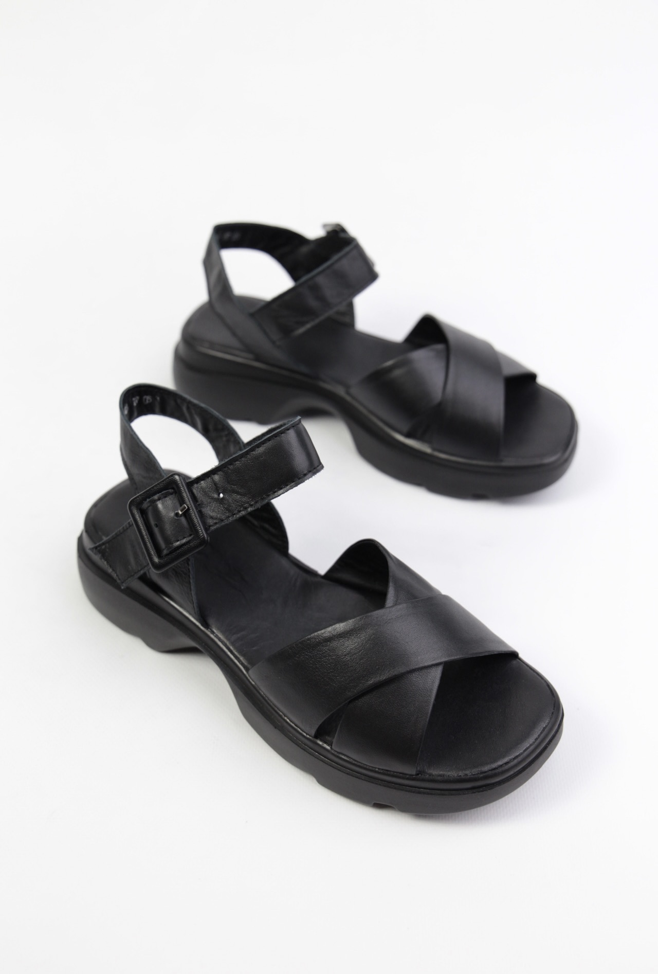 картинка Босоножки кожаные Benito от магазина Pratik