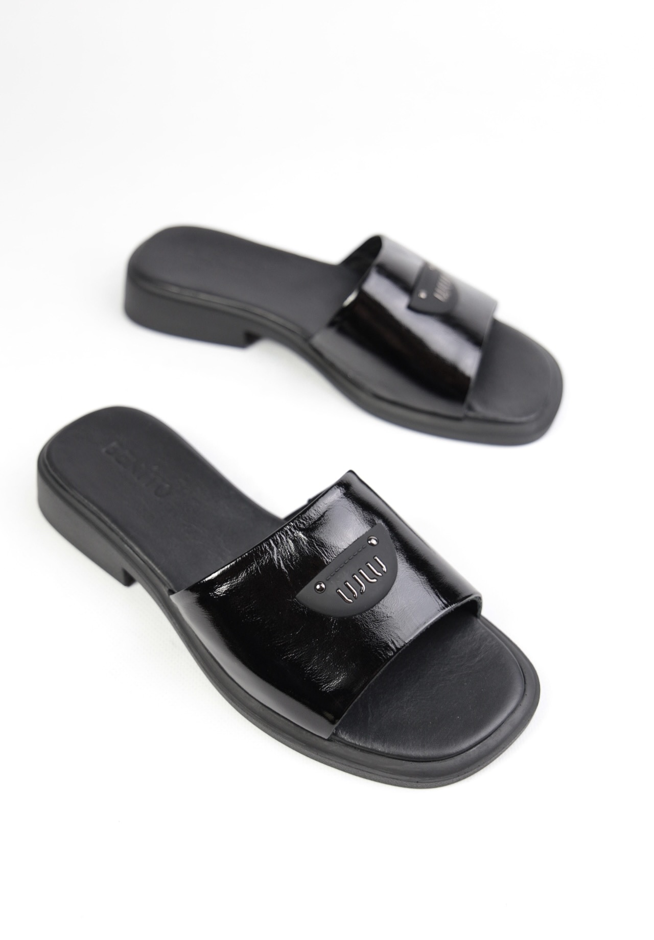 картинка Шлепанцы кожаные Benito от магазина Pratik