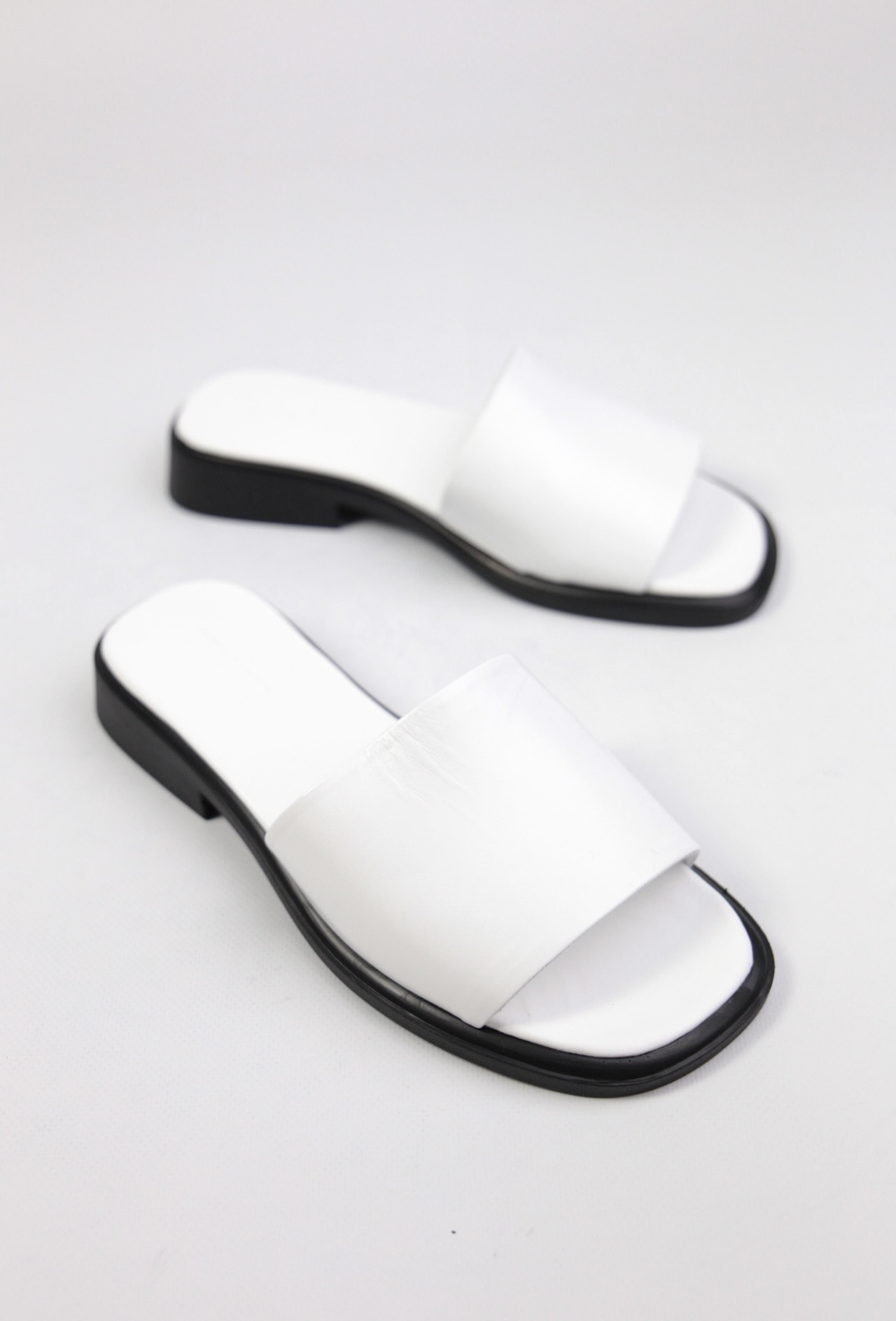 картинка Шлепанцы кожаные Benito от магазина Pratik