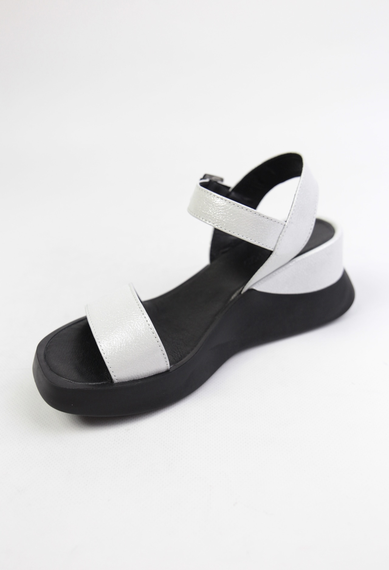 картинка Босоножки кожаные Benito от магазина Pratik