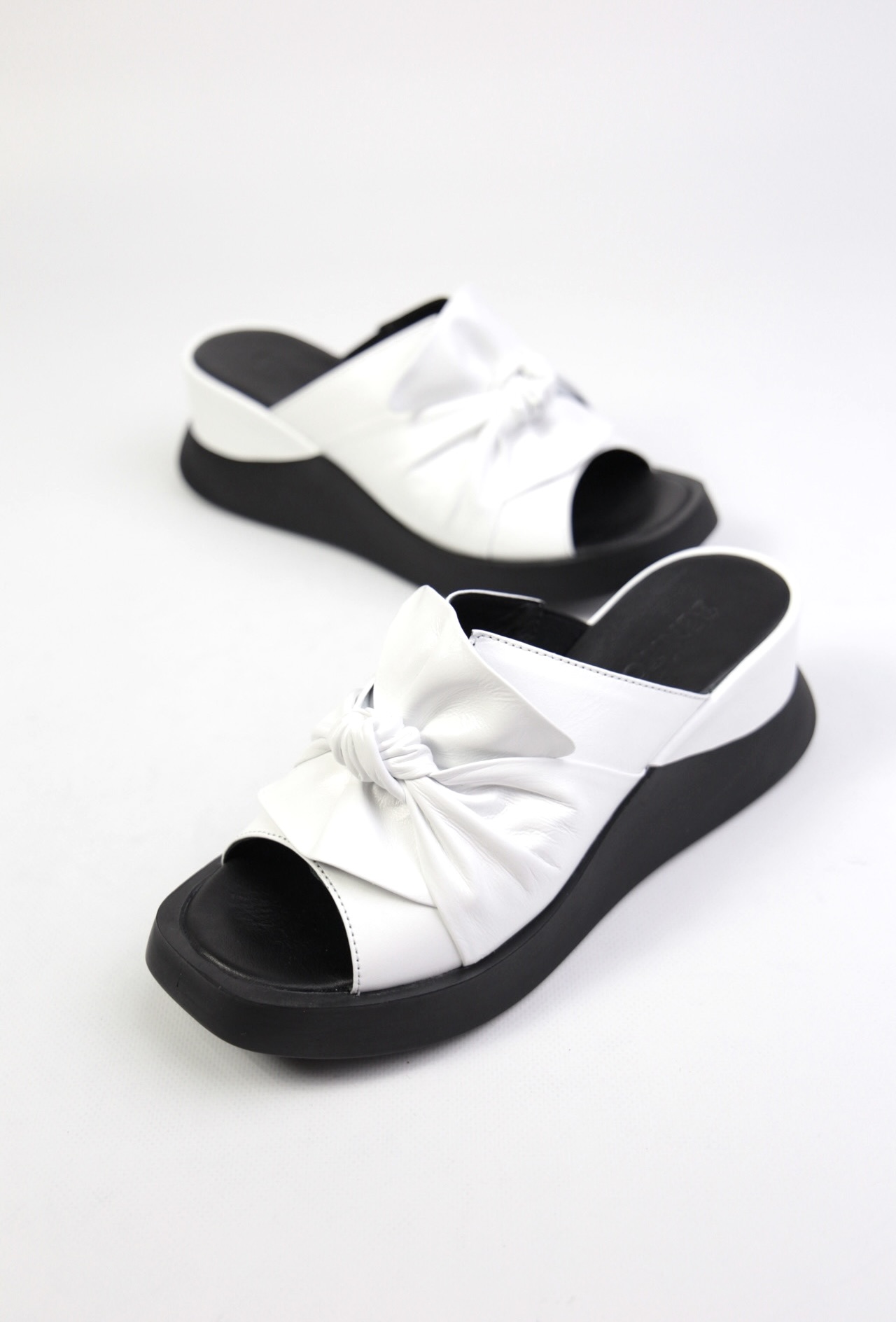 картинка Шлепанцы кожаные Benito от магазина Pratik